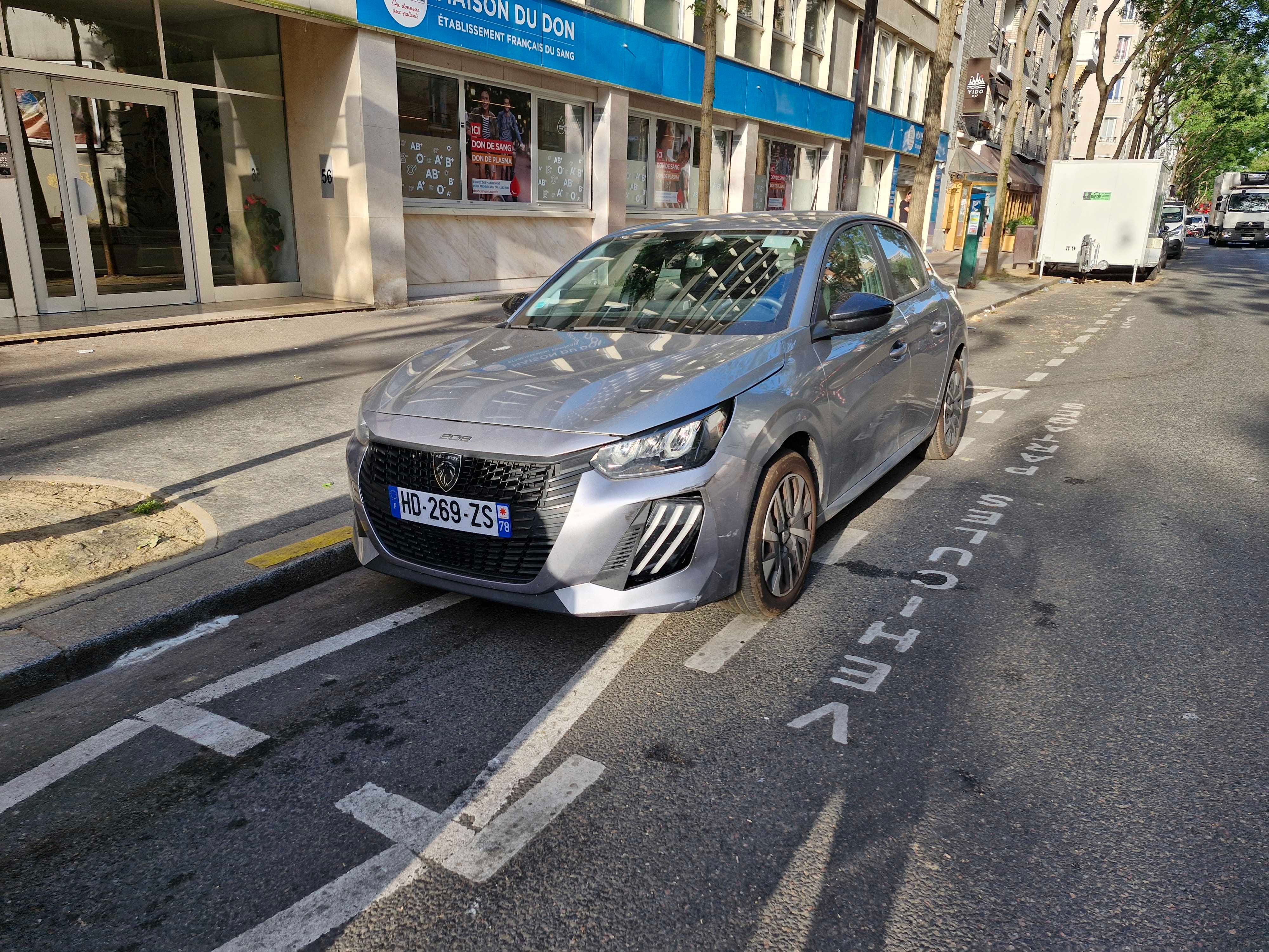 Peugeot 208, 2025, Essence 95 / Électrique (hybride), automatique