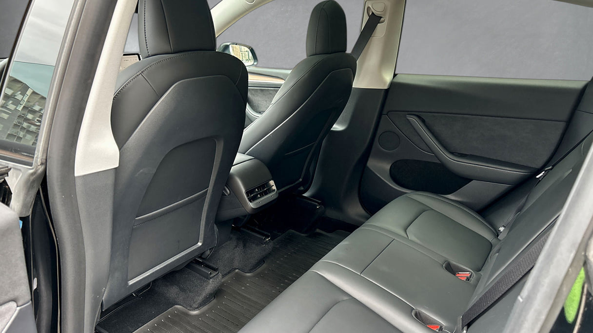 Tesla Model Y med Babysete