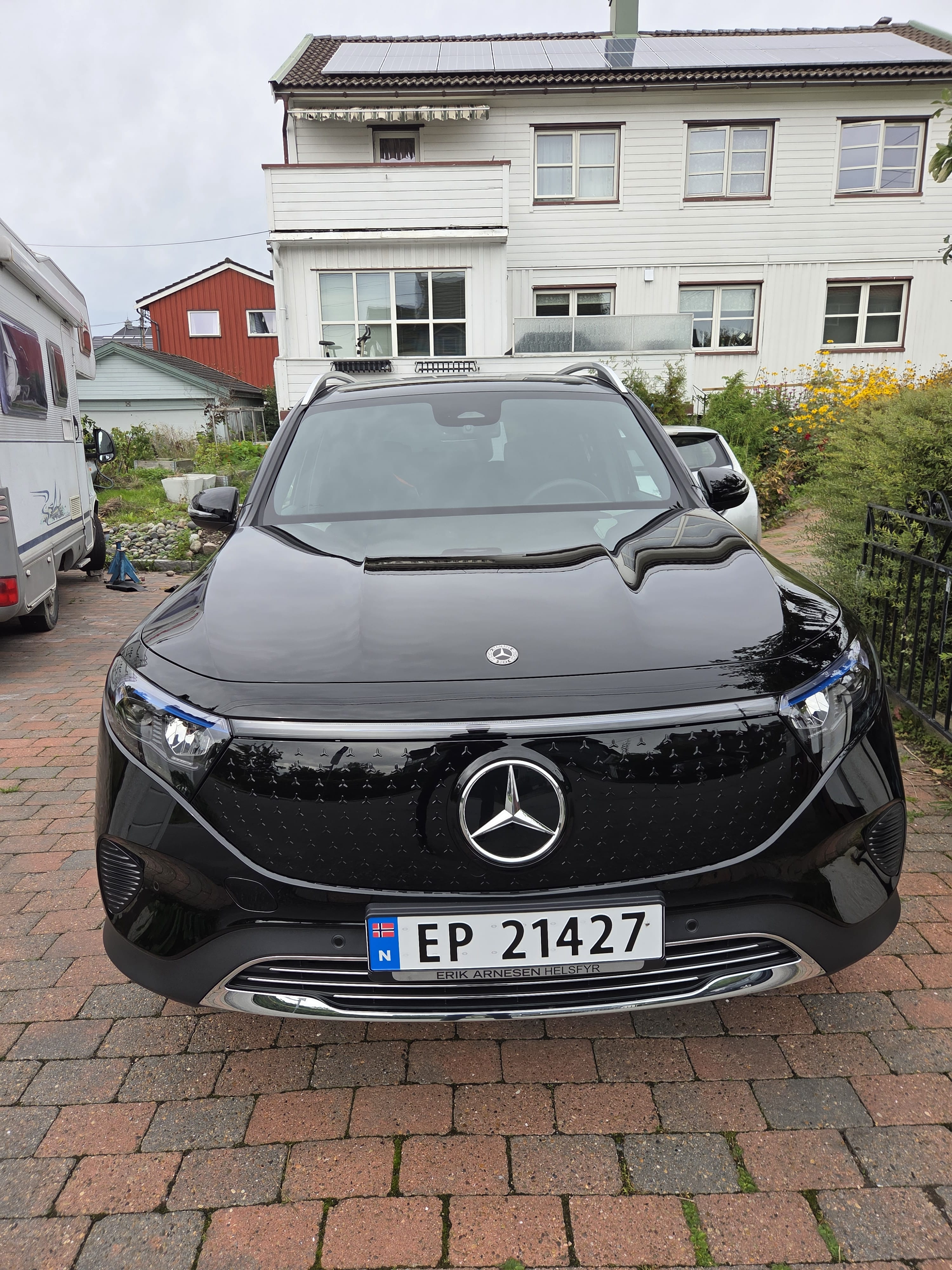 Mercedes-Benz EQB 300 4MATIC med Bluetooth audio