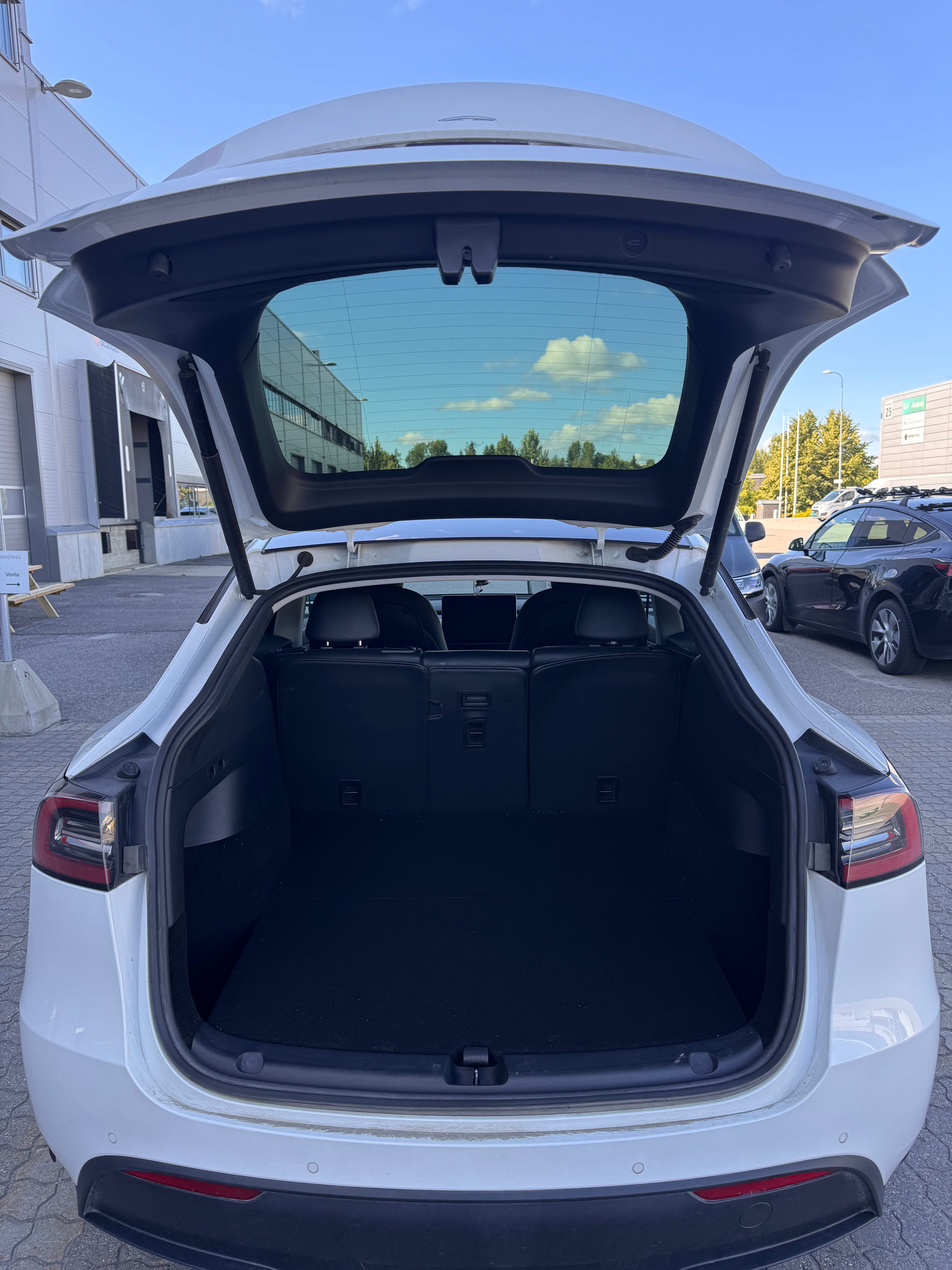 Tesla Model Y Long Range med GPS