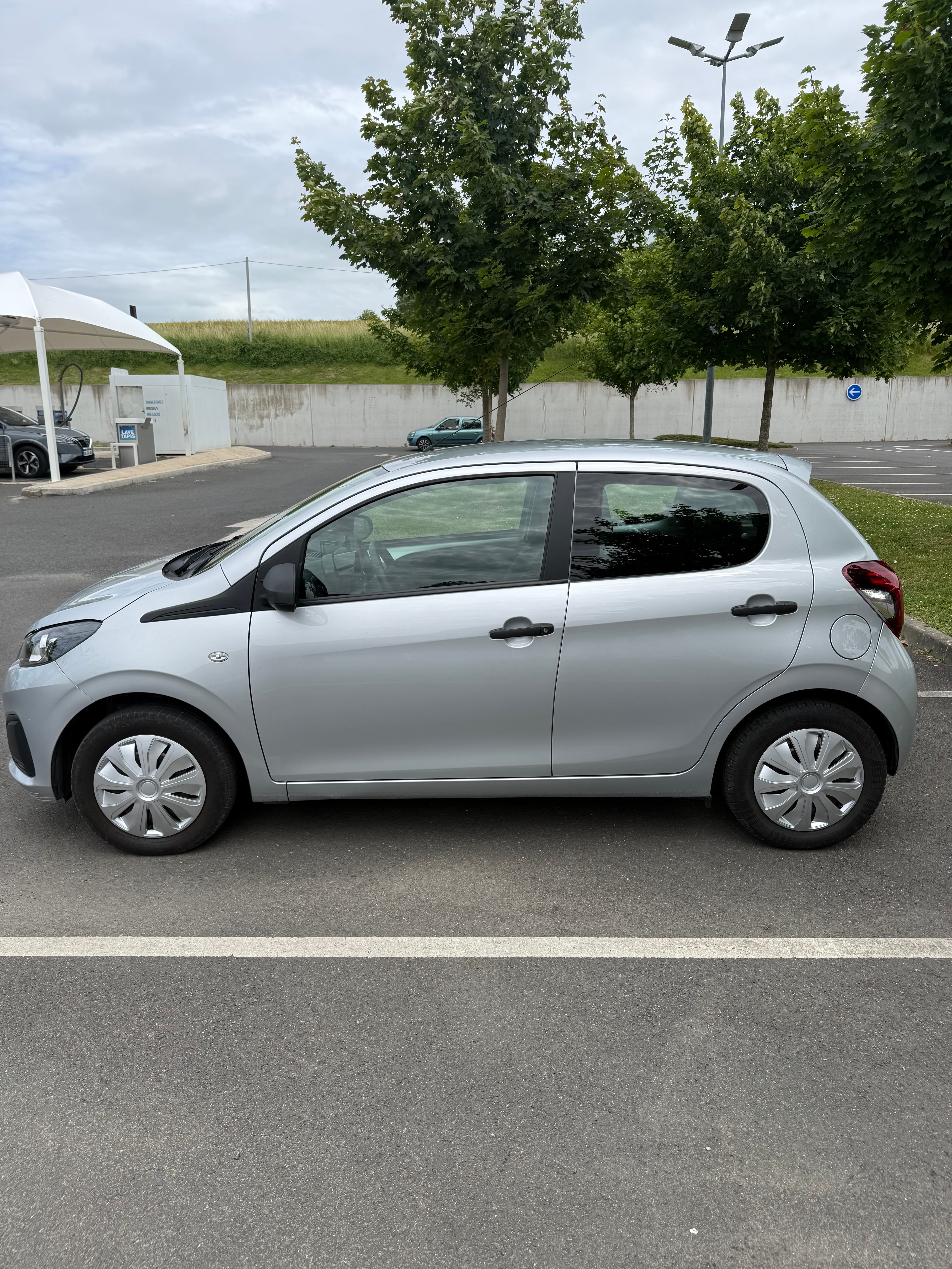 Peugeot 108 1.0 essence 72cv avec Audio Bluetooth
