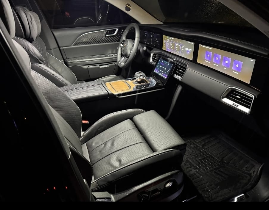 Hongqi E-HS9 med Babysete
