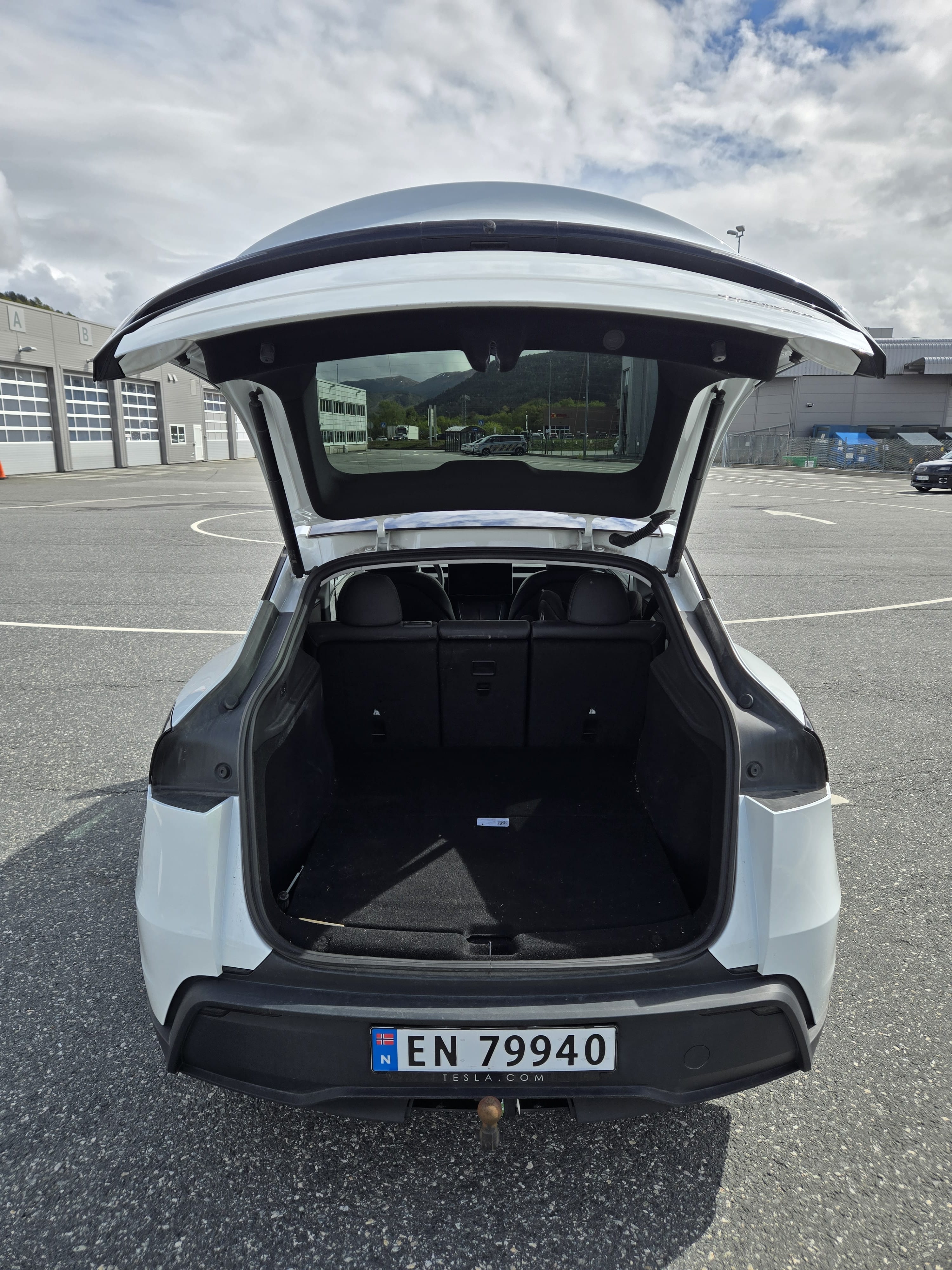 Tesla Model Y med USB ladeuttak