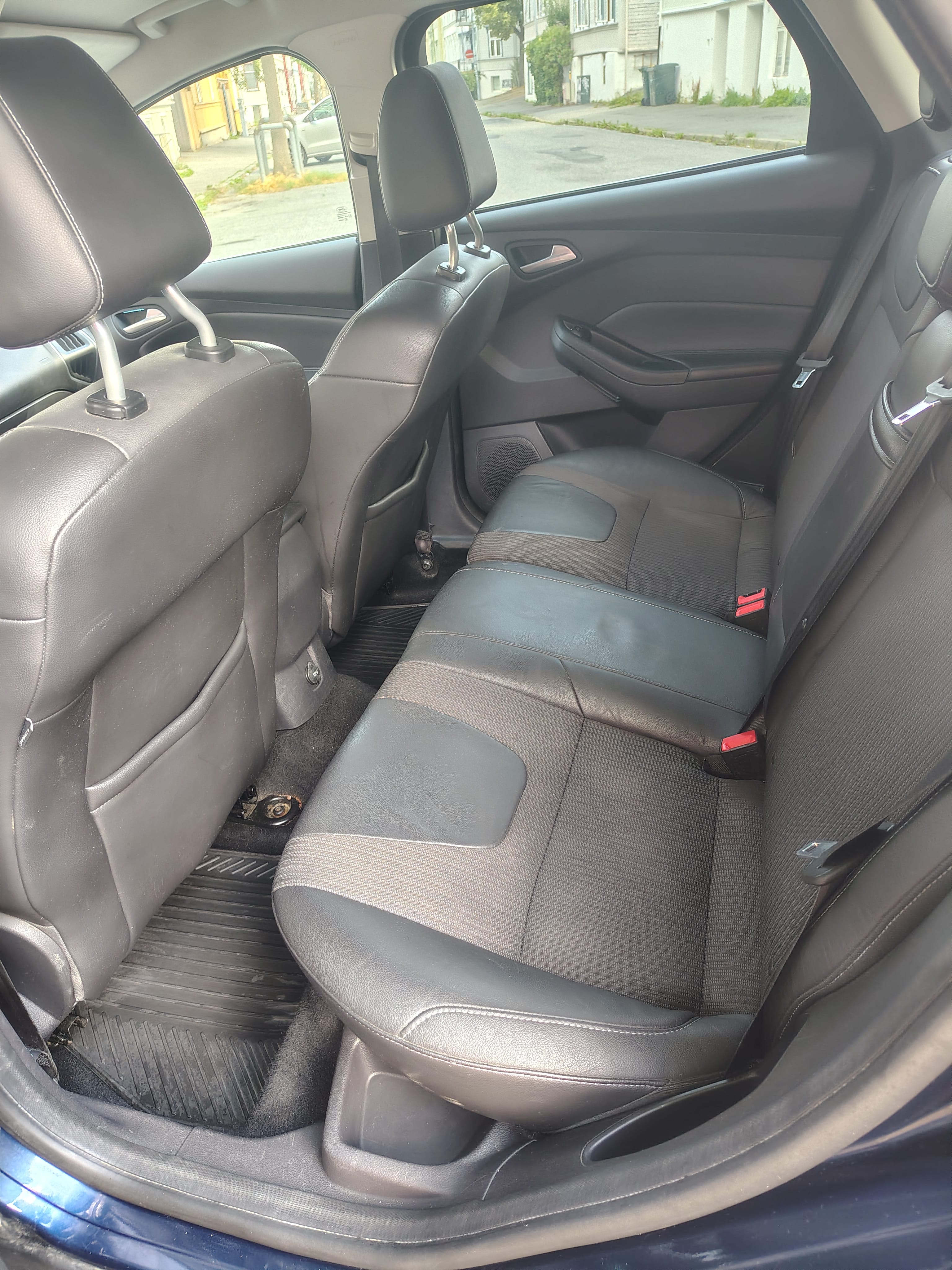 Ford Focus Stasjonsvogn med skiboks med Bluetooth audio