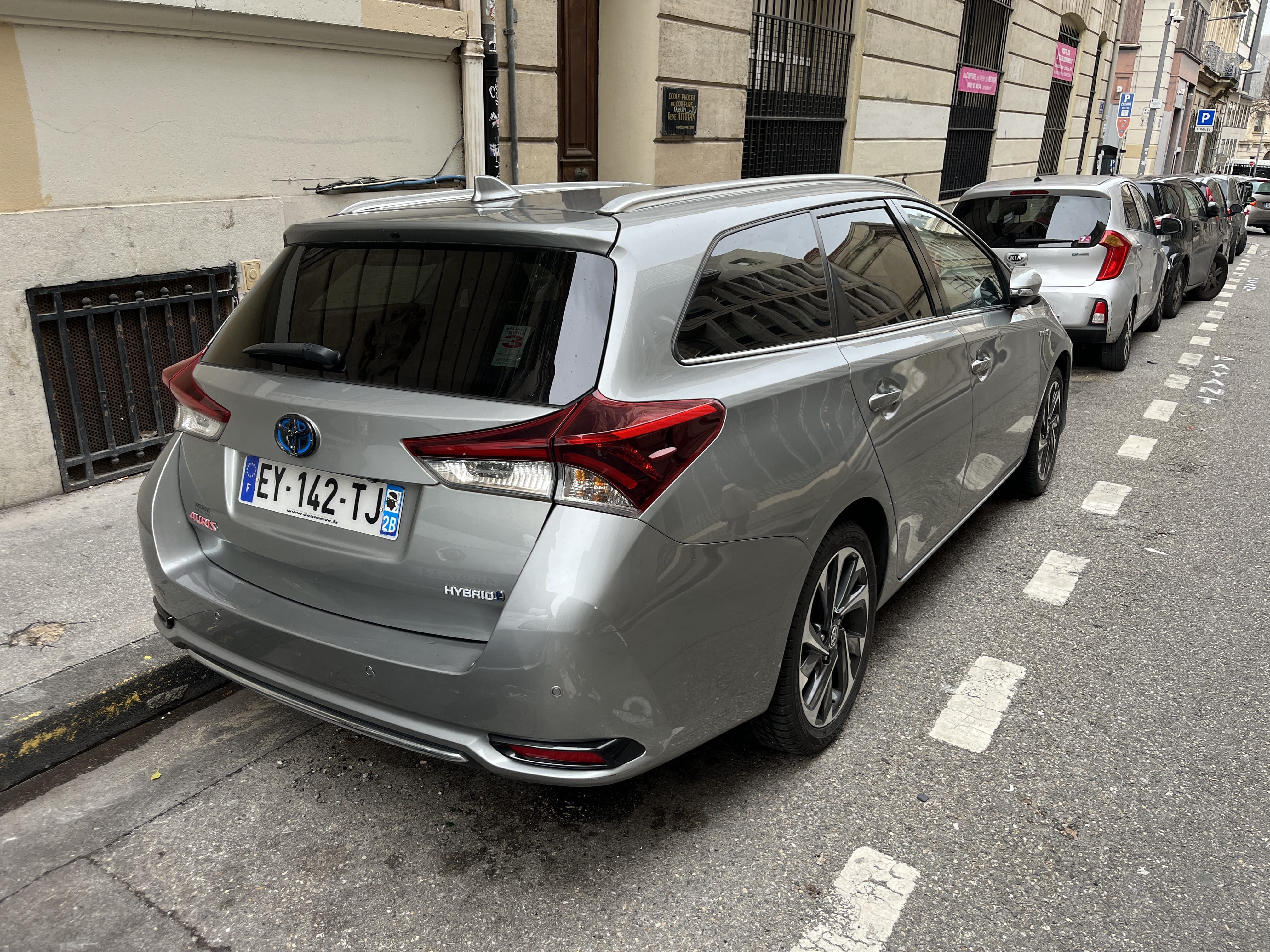 Toyota Auris Touring Sports  – Hybride  & Grand coffre  – Pneus neige  - Marseille Préfecture met GPS