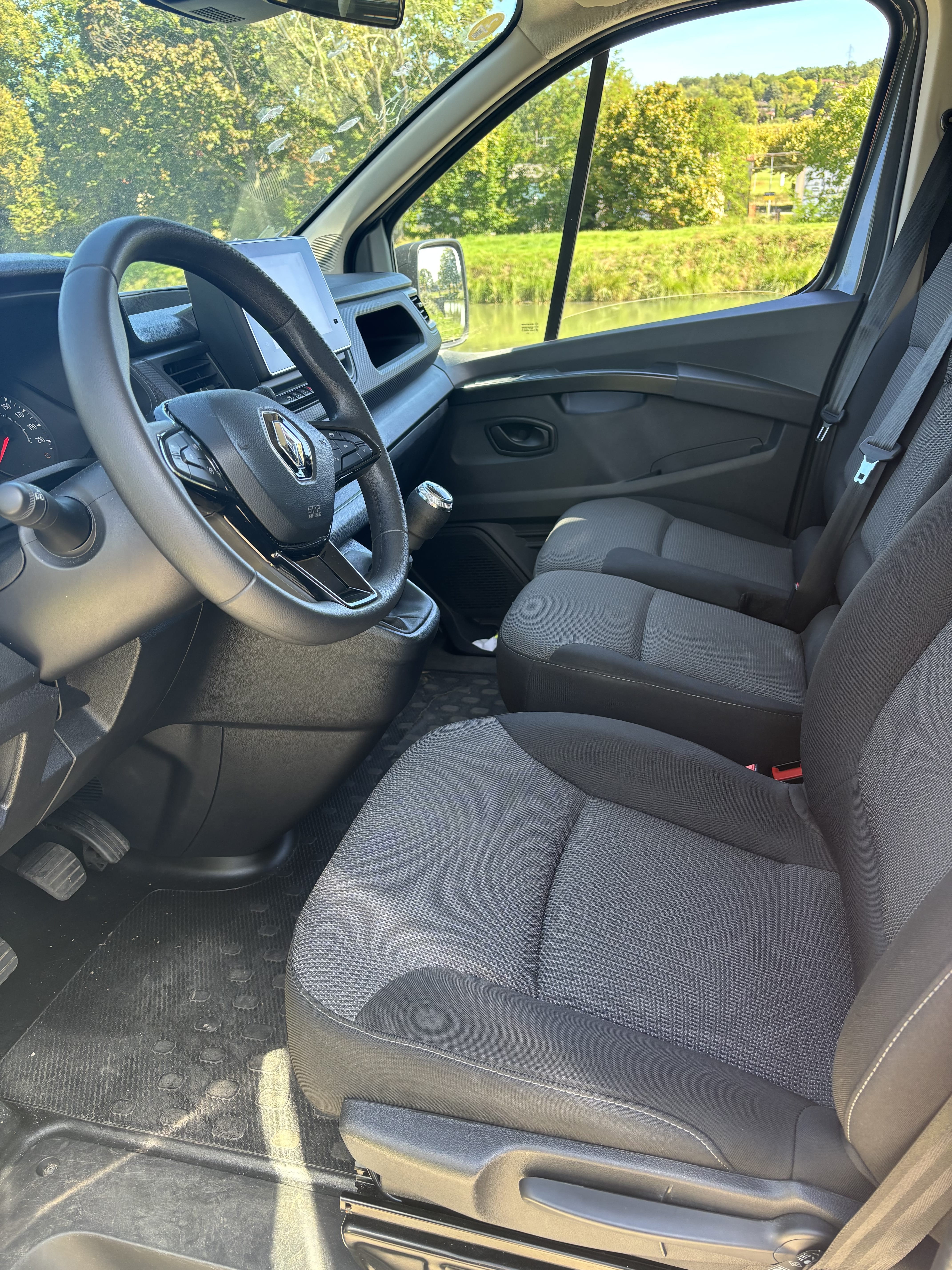 Renault Trafic Passenger 9 places - AEROPORT TOULOUSE-BLAGNAC avec Audio Bluetooth