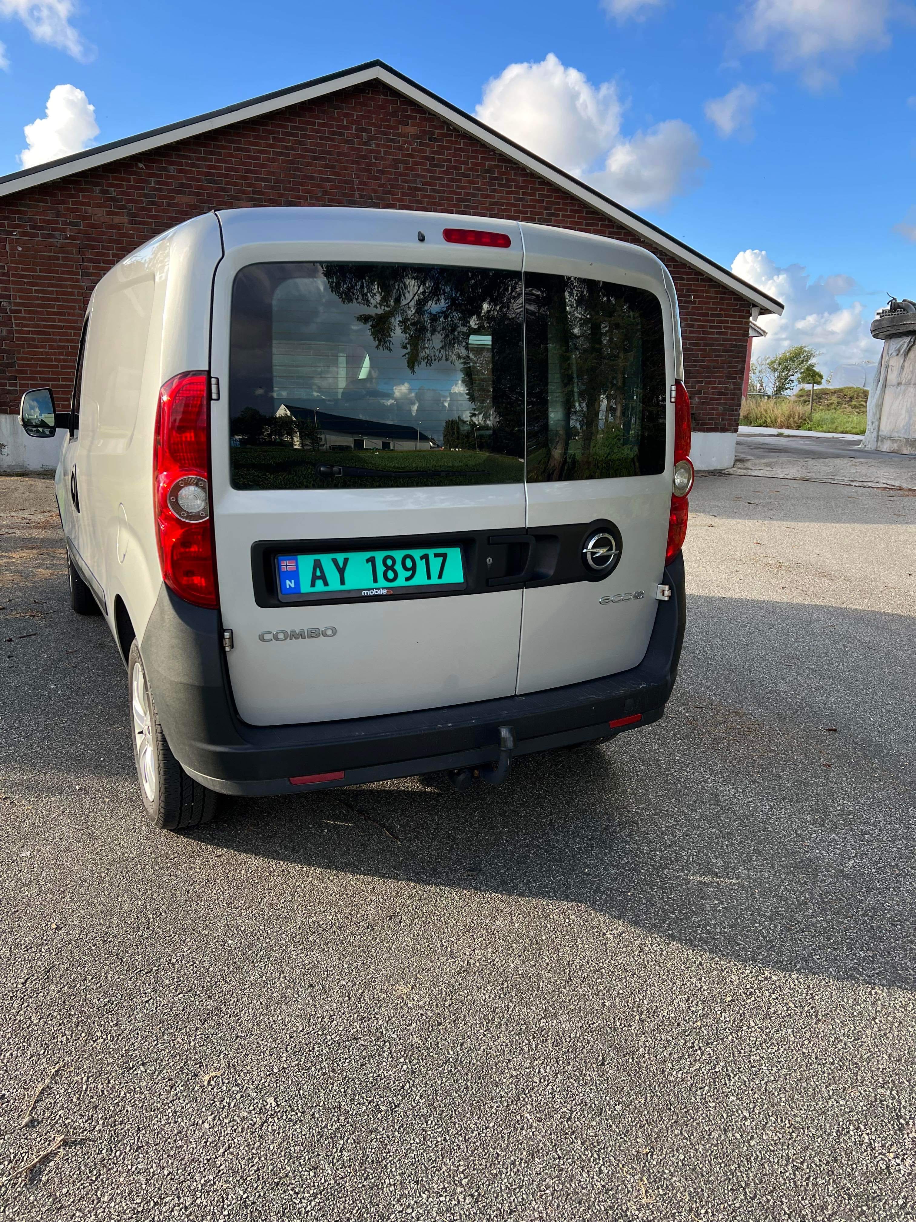 Opel Combo med Tilhengerfeste