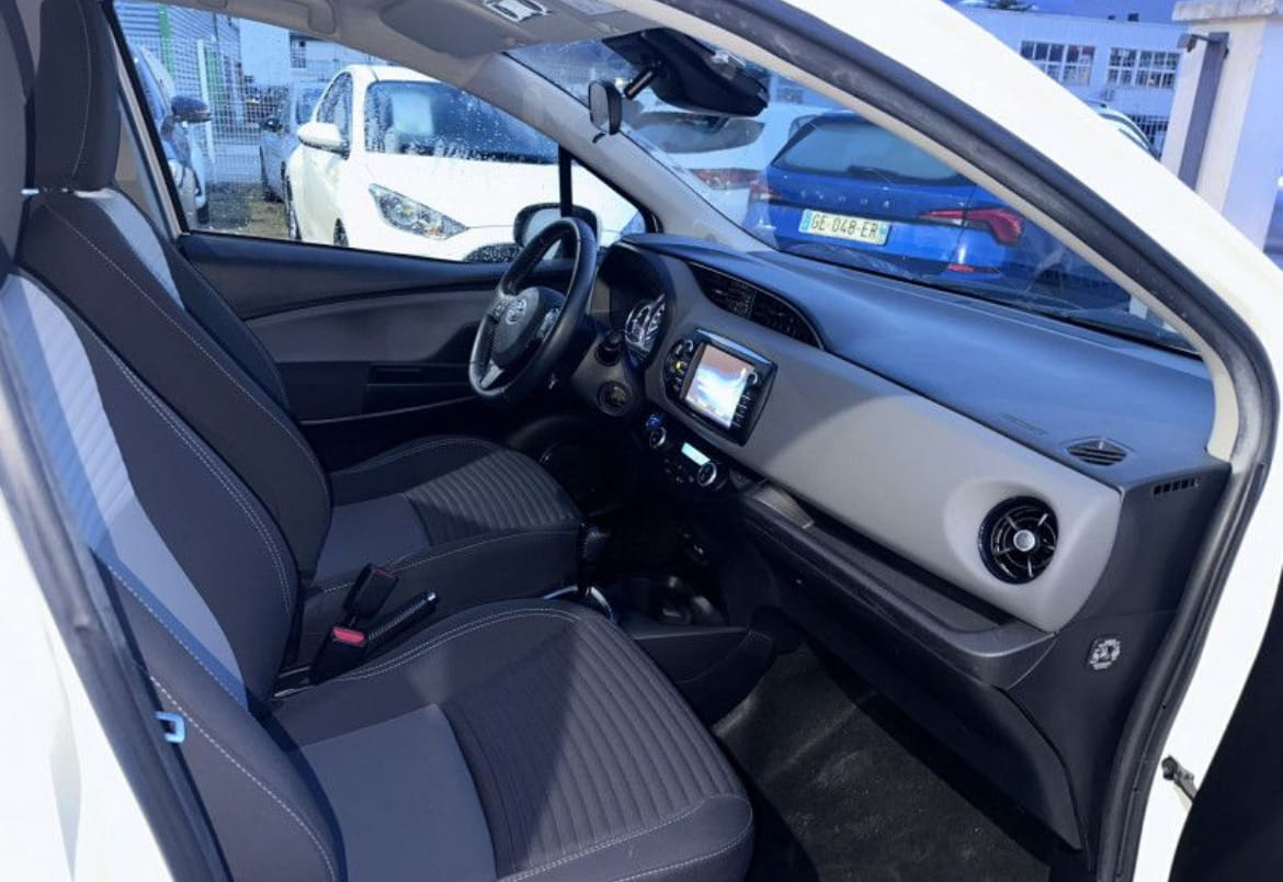 Toyota Yaris avec Siège bébé