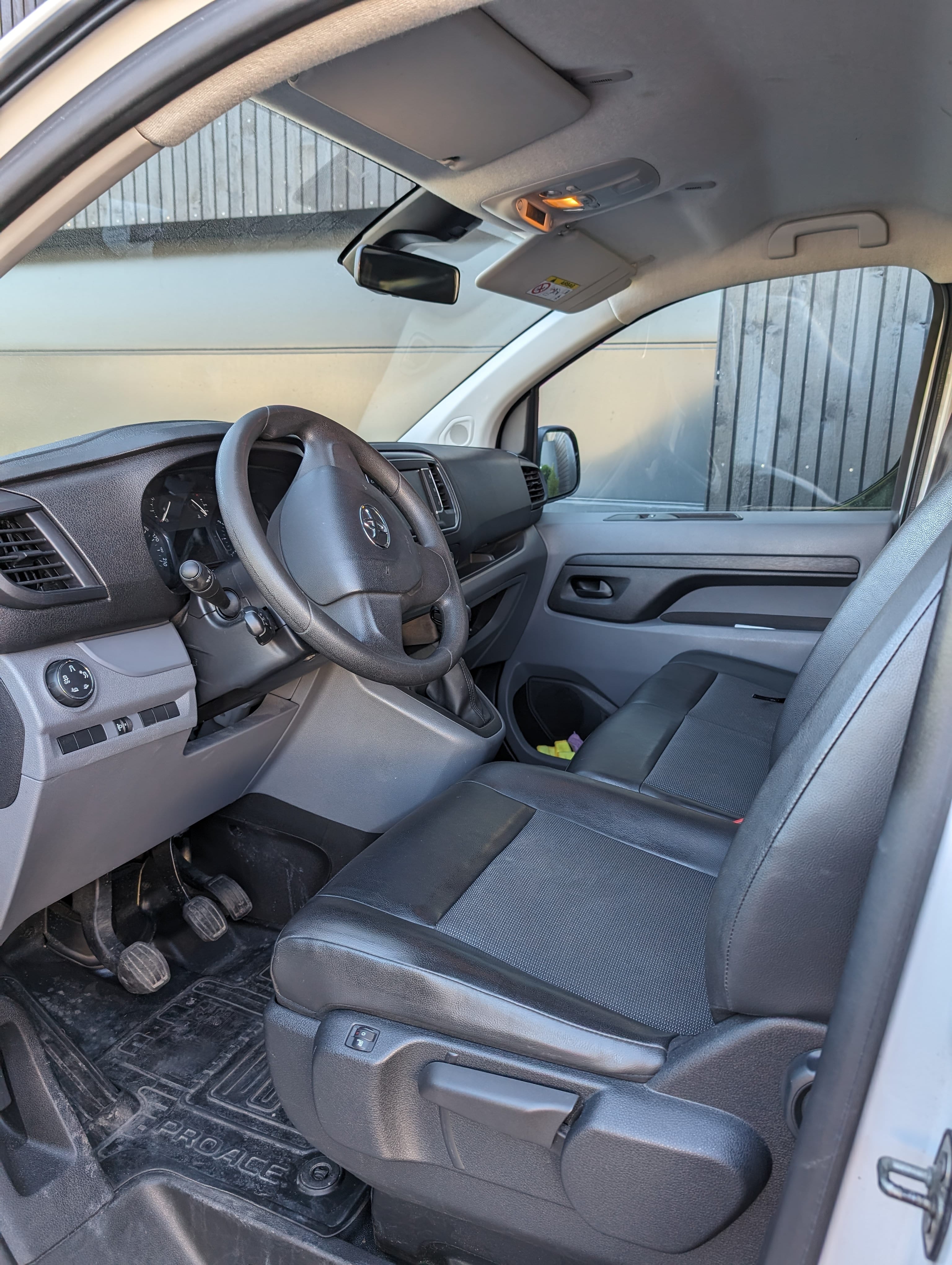 Toyota Proace Varebil 2.0 D with Bluetooth audio