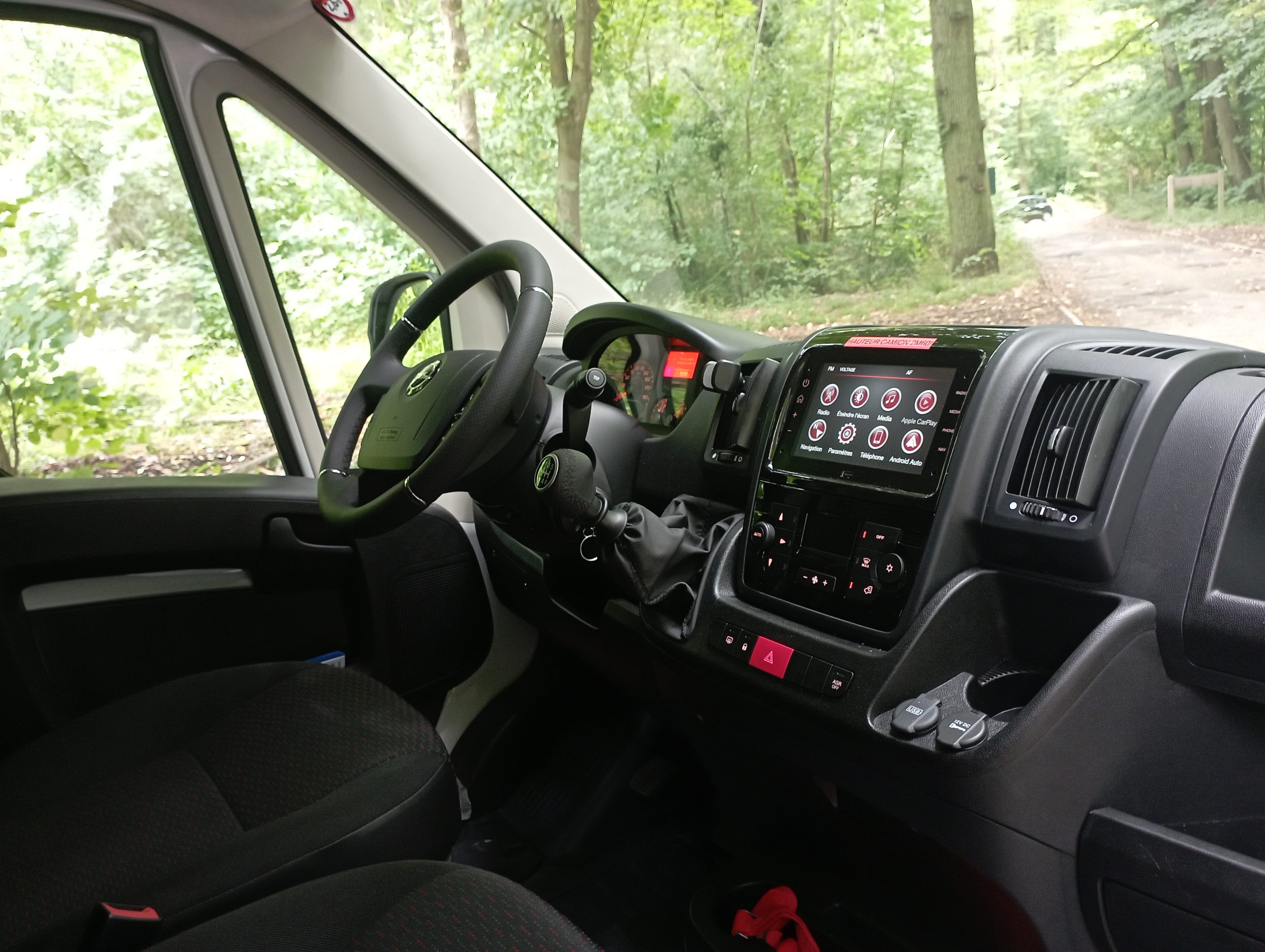 Opel Movano avec diable et rampes de chargements avec Entrée audio / iPod