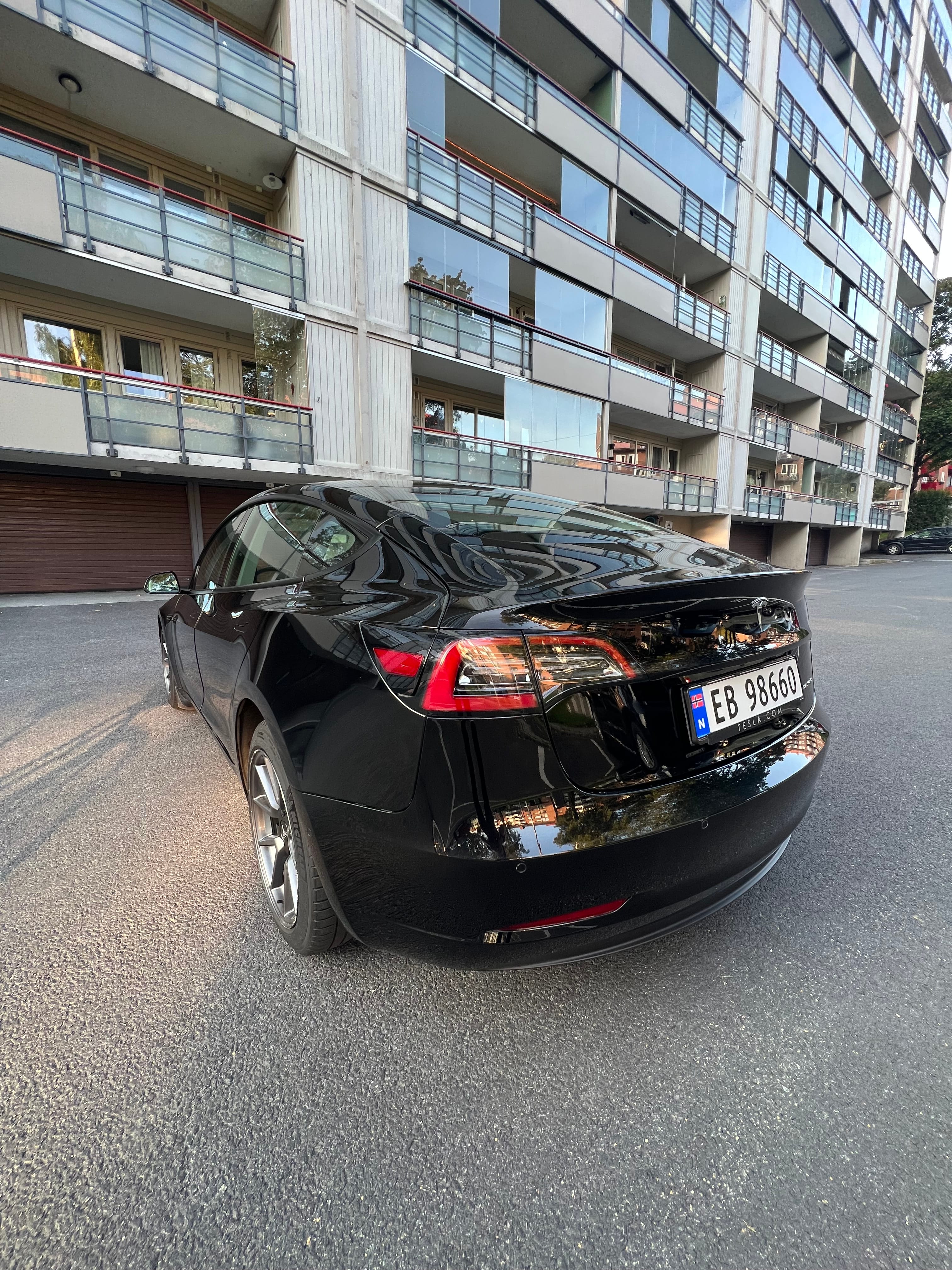 Tesla Model 3 Long Range mit Navigationsgerät