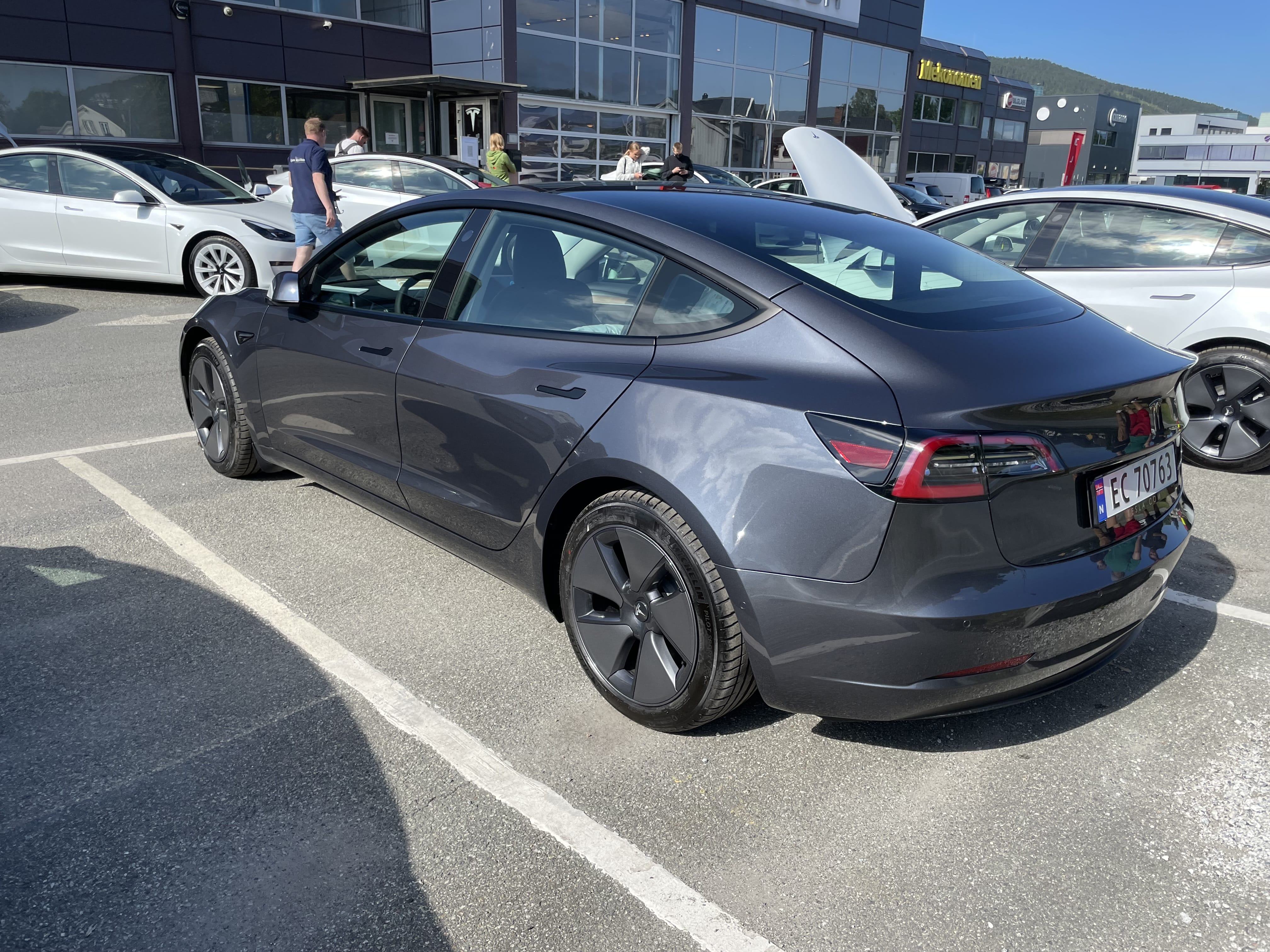 Tesla Model 3 (barneseter tilgjengelig) med GPS