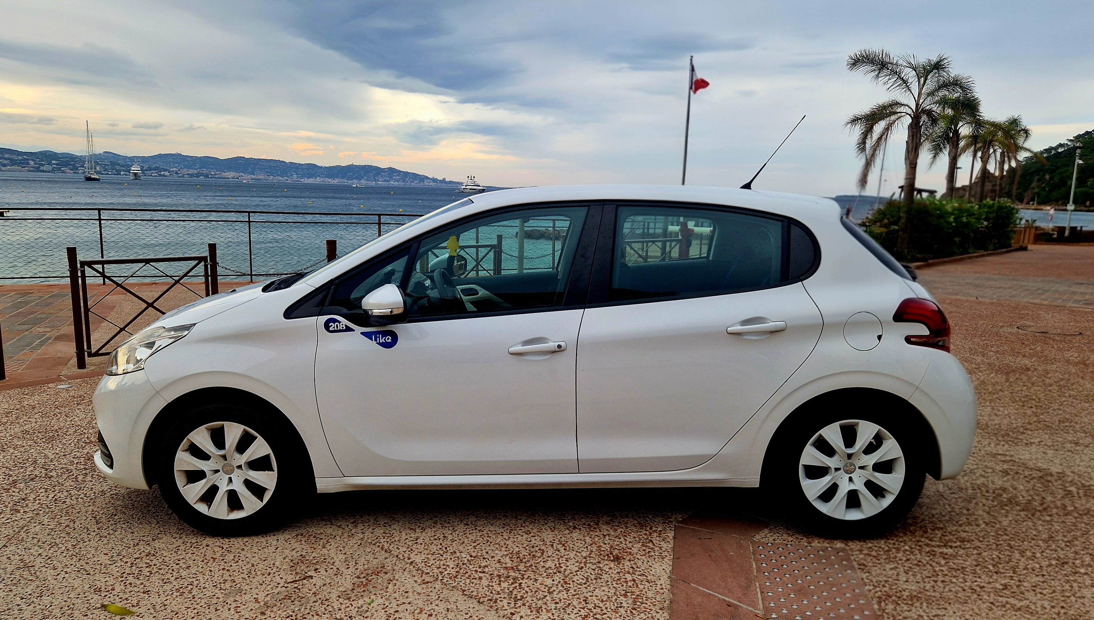 Peugeot 208 - Cannes avec Climatisation