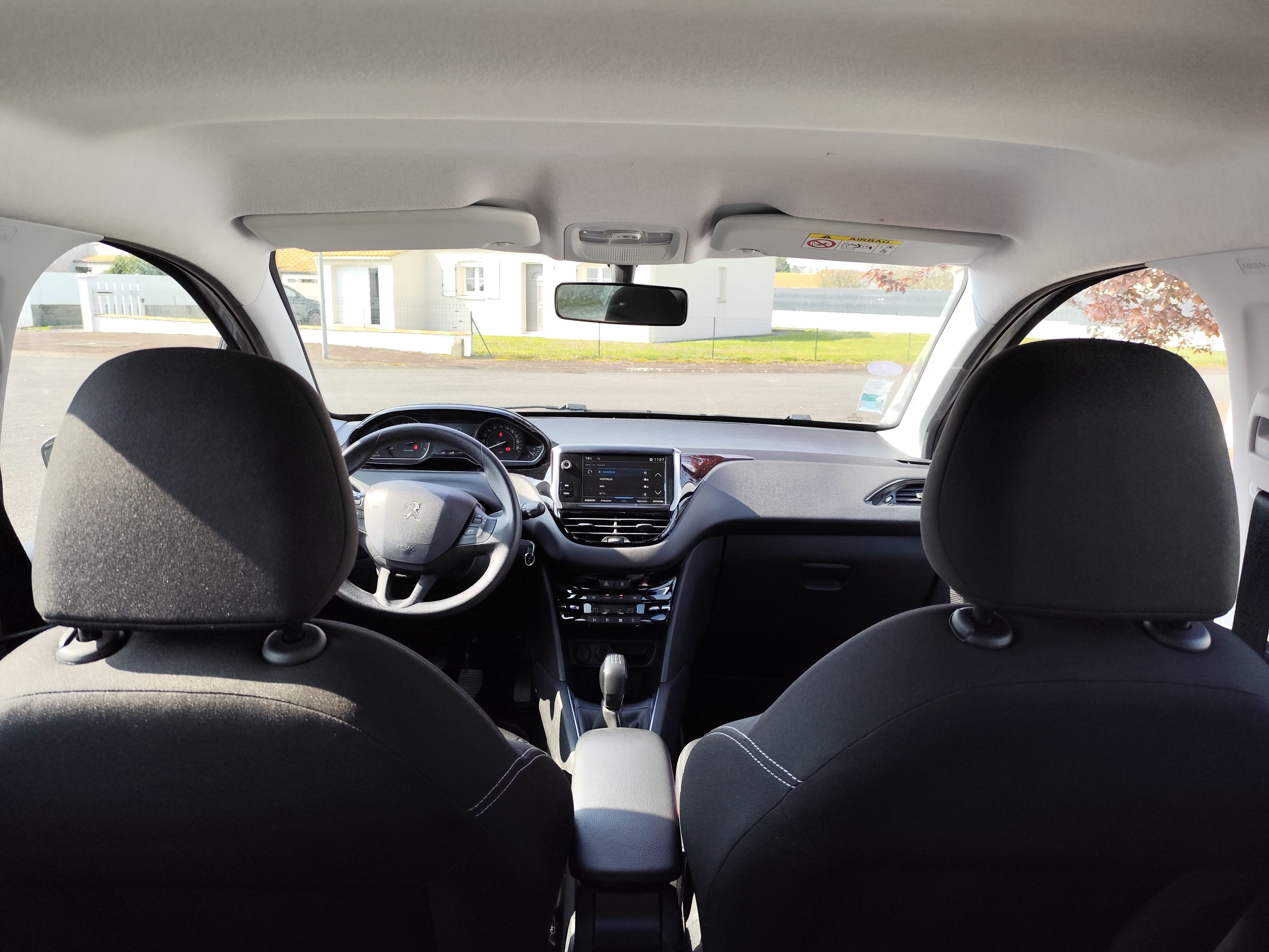 Peugeot 208 avec Autoradio
