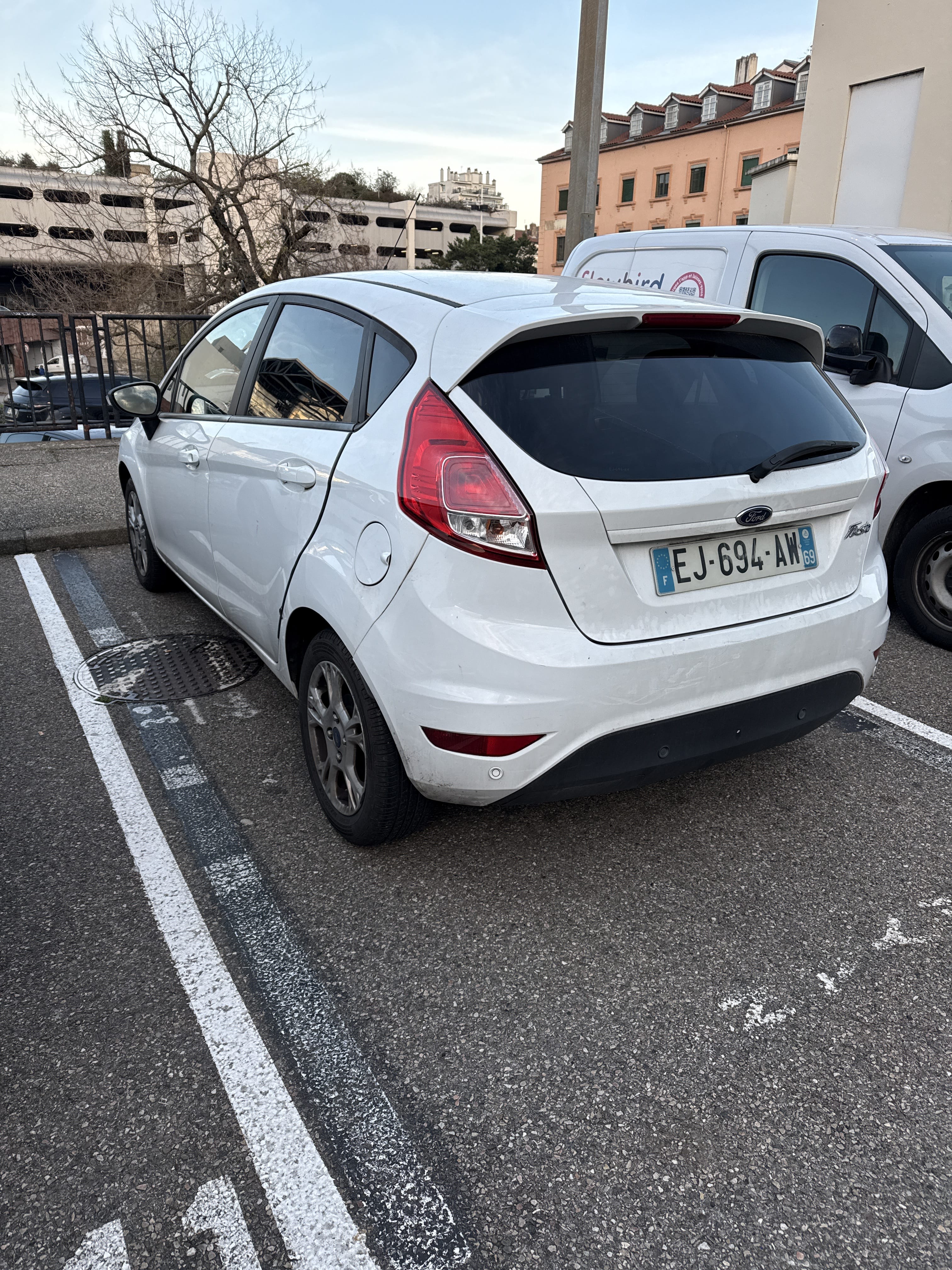 Ford Fiesta EJ694AW avec GPS