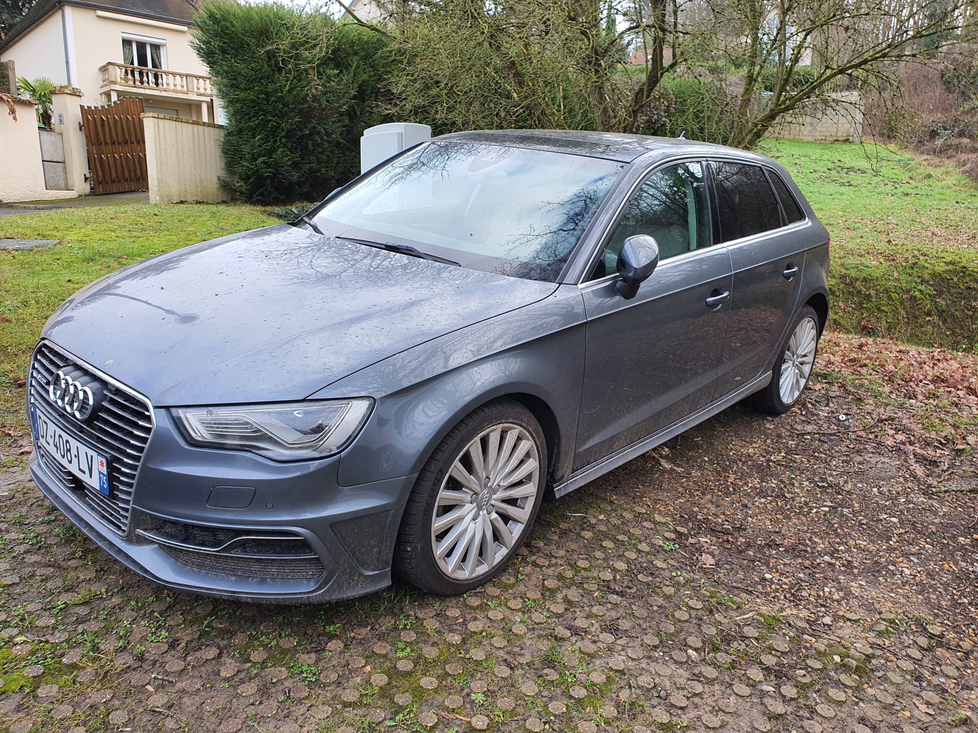 Audi A3 Sportback e-tron, 2016, Essence 95 / Électrique (hybride), automatique