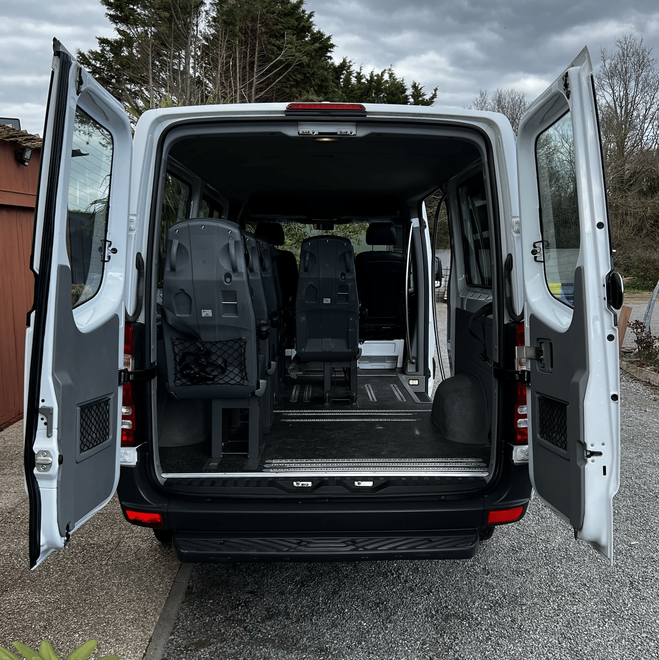 Mercedes-Benz Sprinter Combi Mini bus 8 places spacieux (accès handicapé). avec Audio Bluetooth