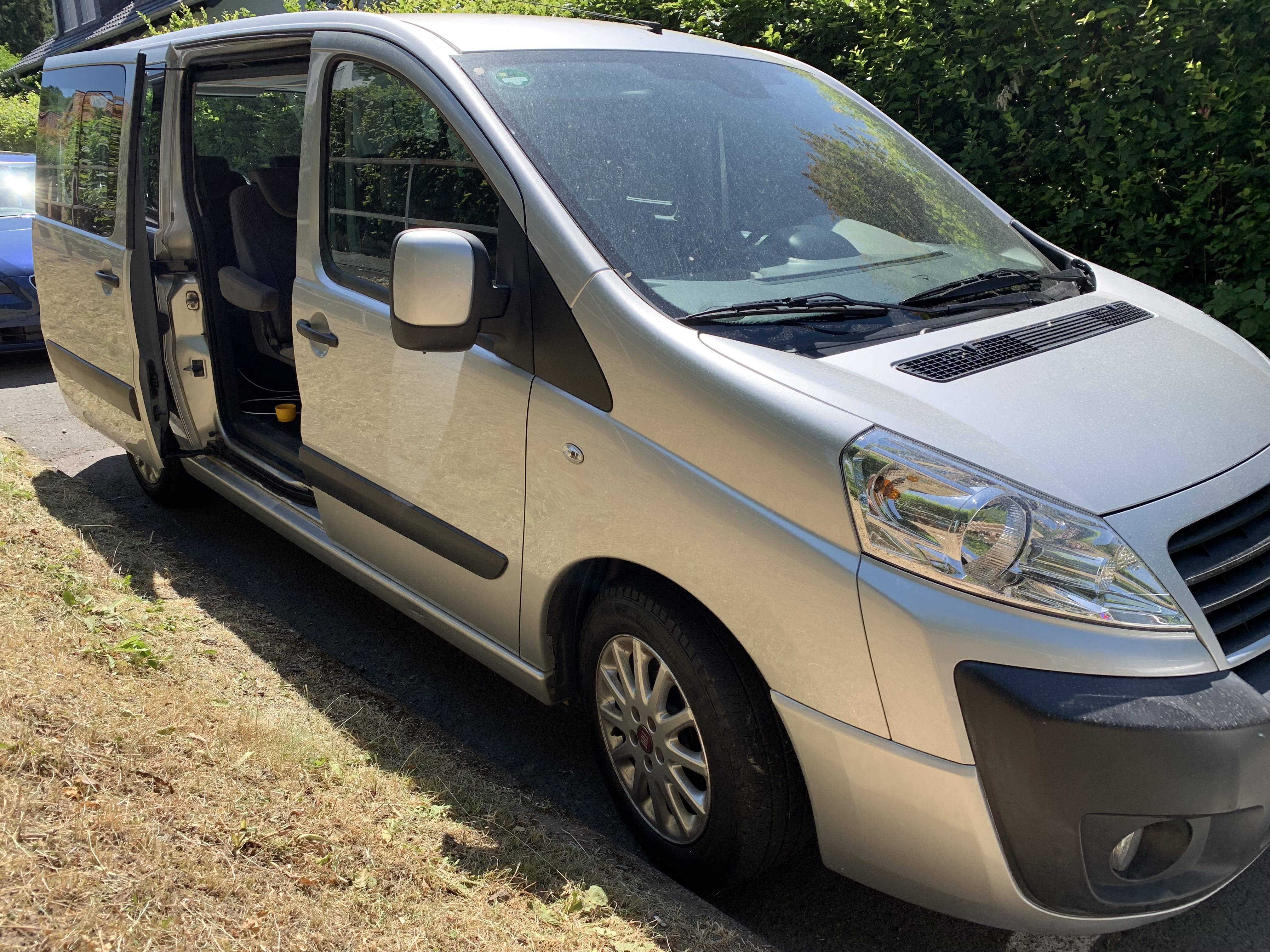 Fiat Scudo Panorama mit Dachbox