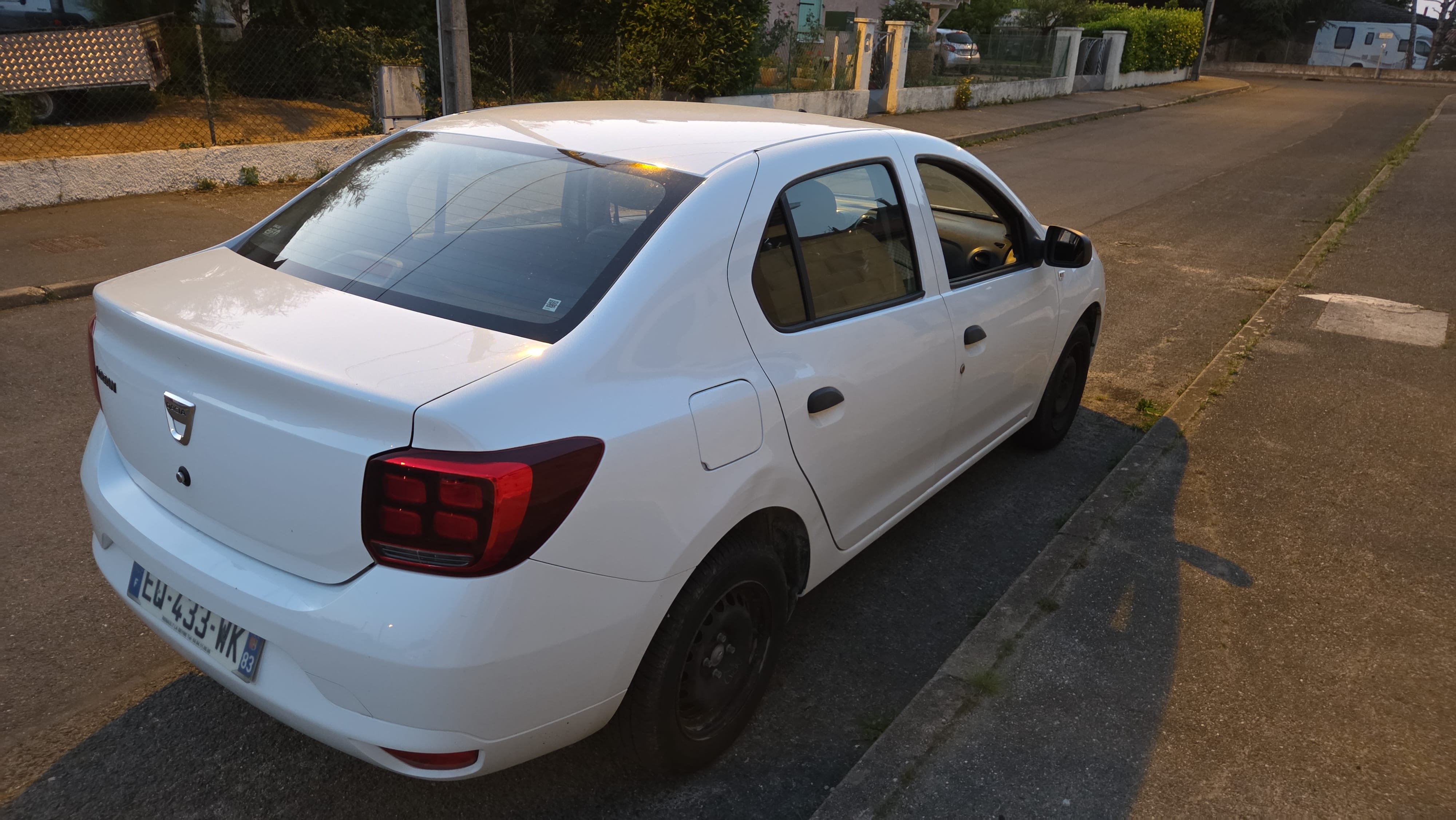 Dacia Logan 1.0 avec Autoradio