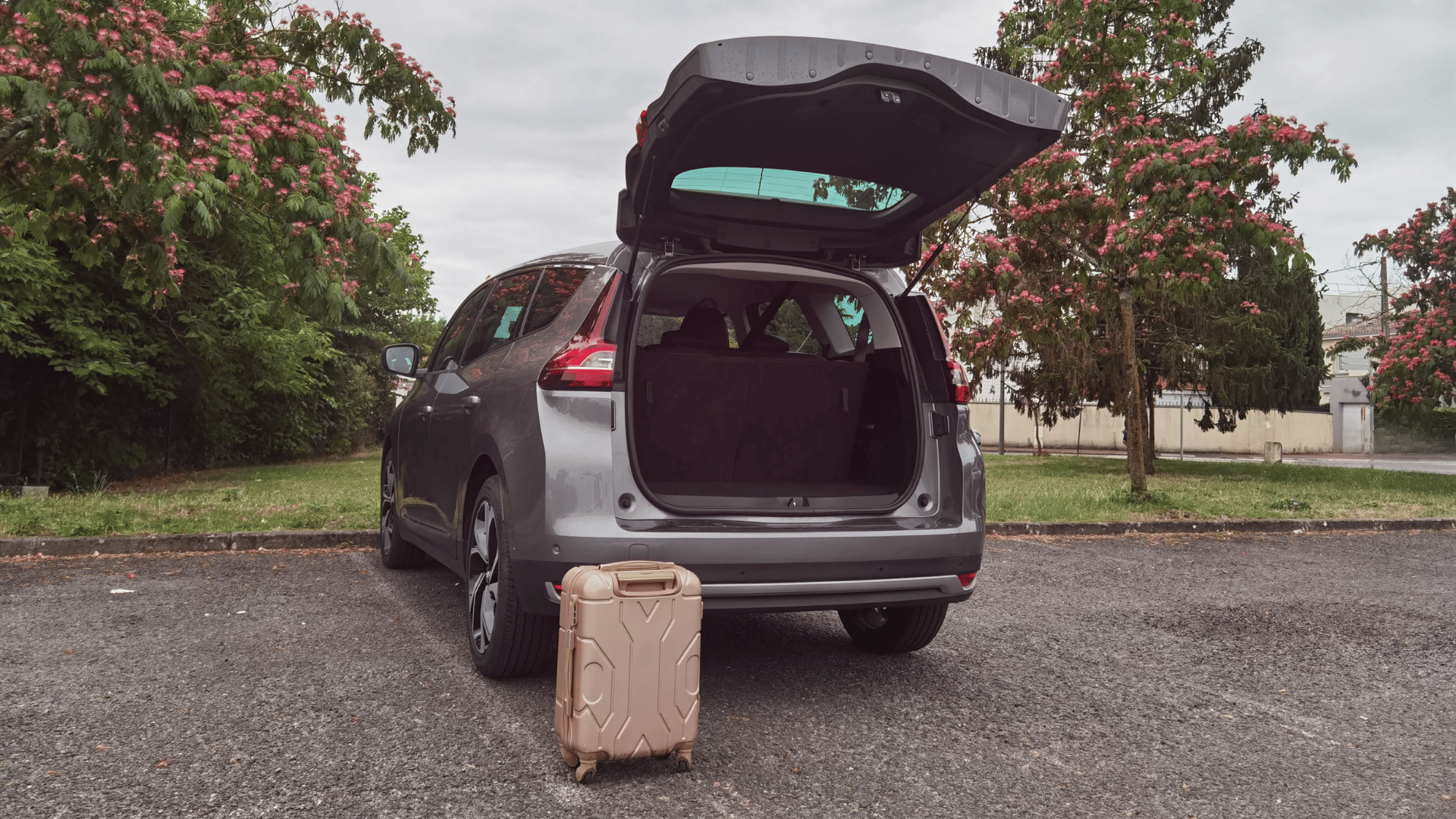 Renault Grand Scenic 7 Places - Gris | GPS | Caméra | GARE ST-JEAN (750m) avec Pneus neige