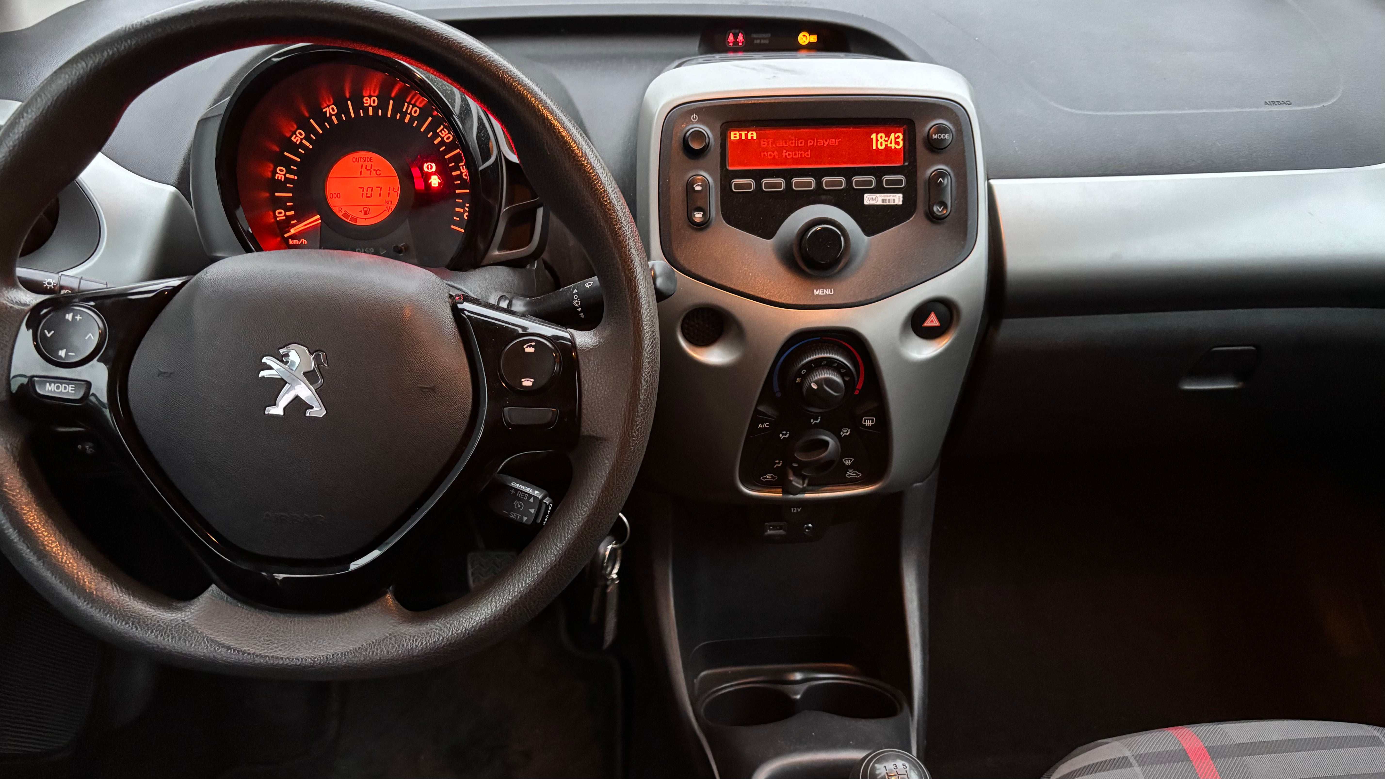 Peugeot 108 dans le parking gare centre Reims avec Audio Bluetooth