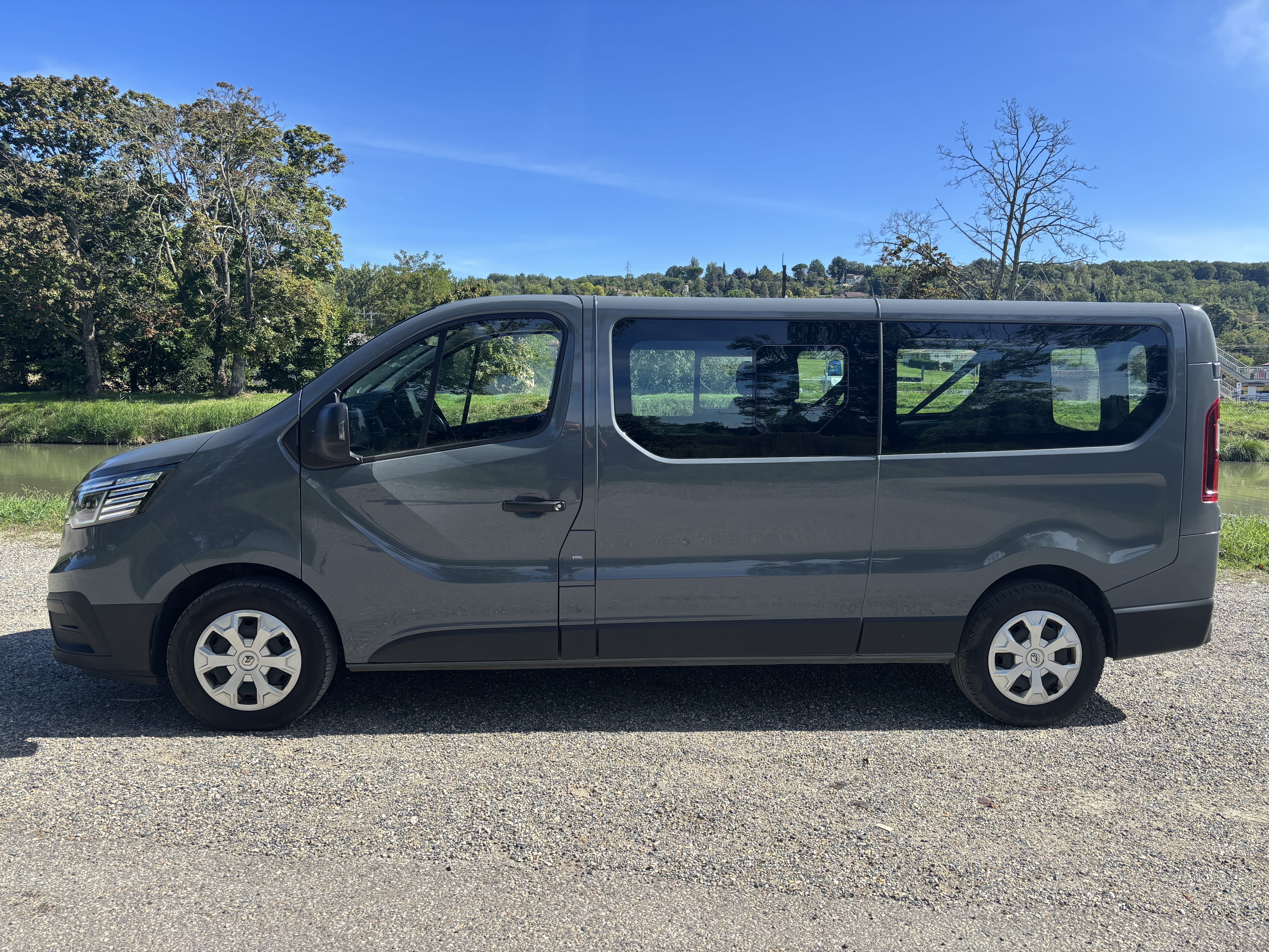 Renault Trafic Passenger 9 places - AEROPORT TOULOUSE-BLAGNAC avec Climatisation