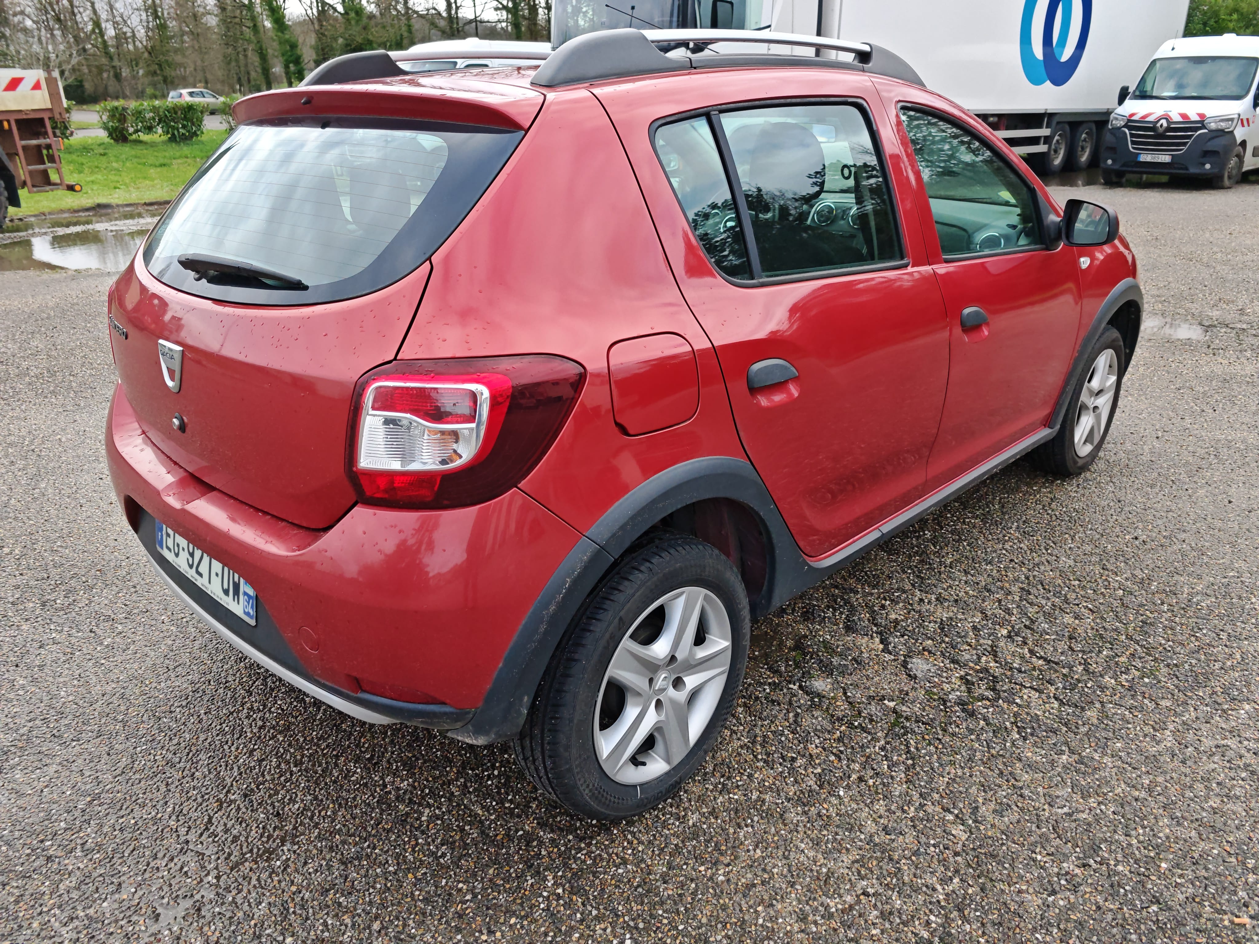 Dacia Sandero avec Coffre de toit