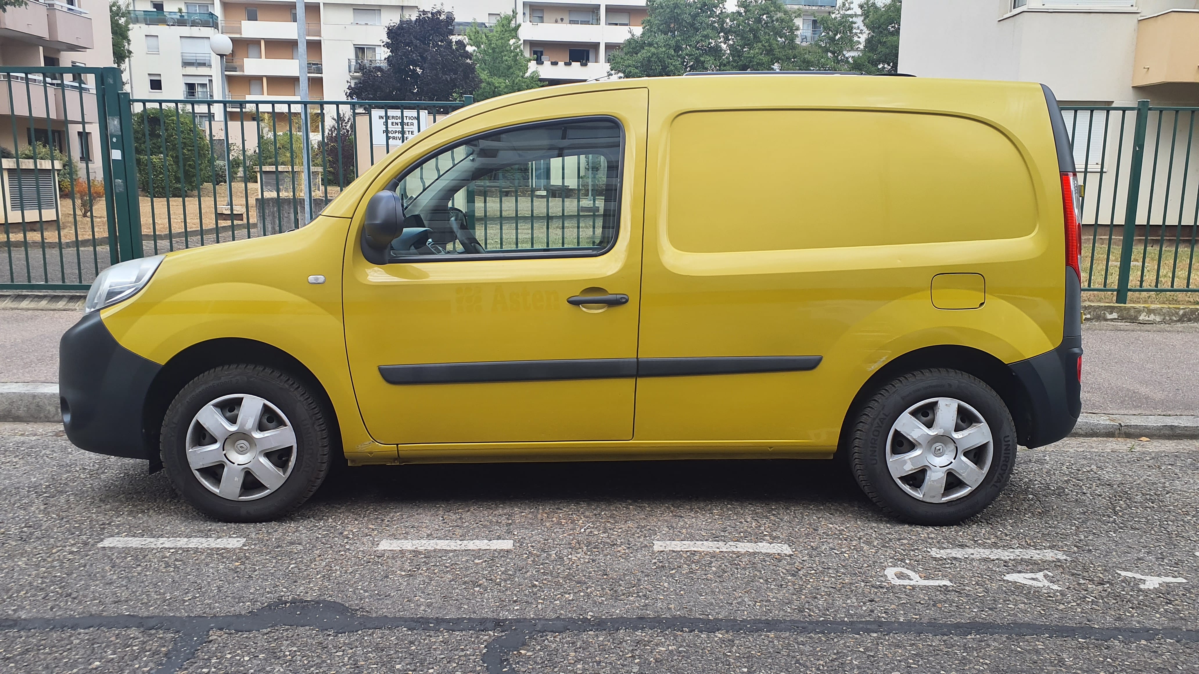Renault Kangoo Fourgon avec diable, girafon et attelage (1.5 DCI 75ch) avec Entrée audio / iPod