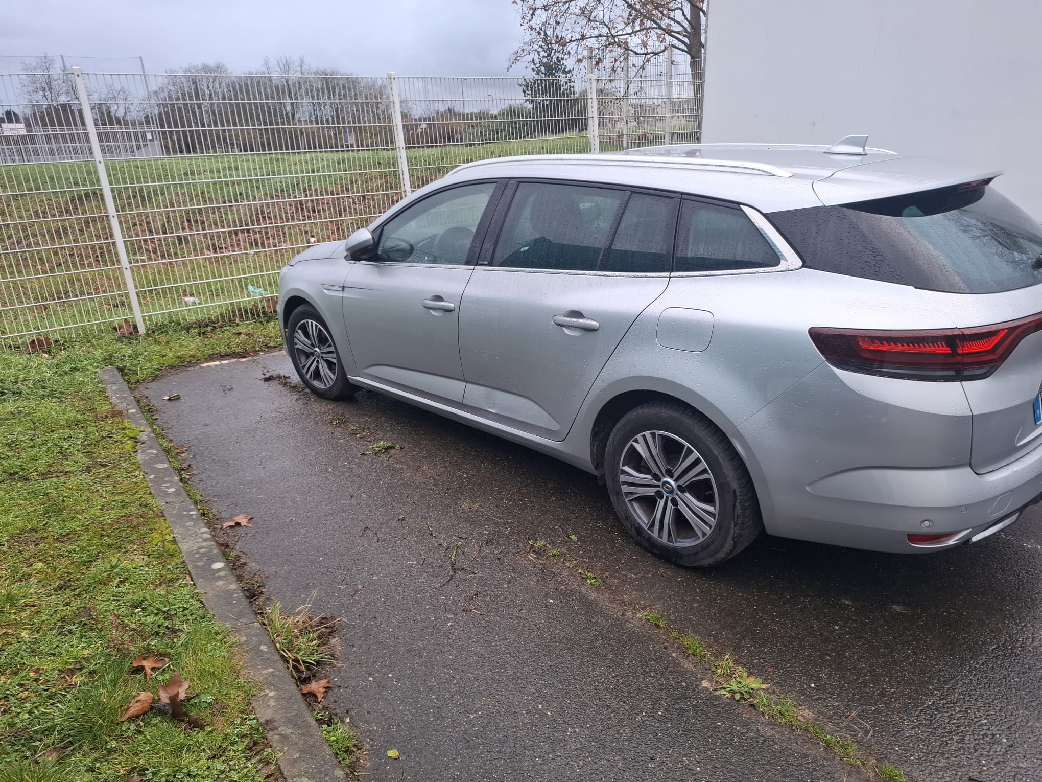 Renault Mégane, 2021, Essence 95 / Électrique (hybride), automatique