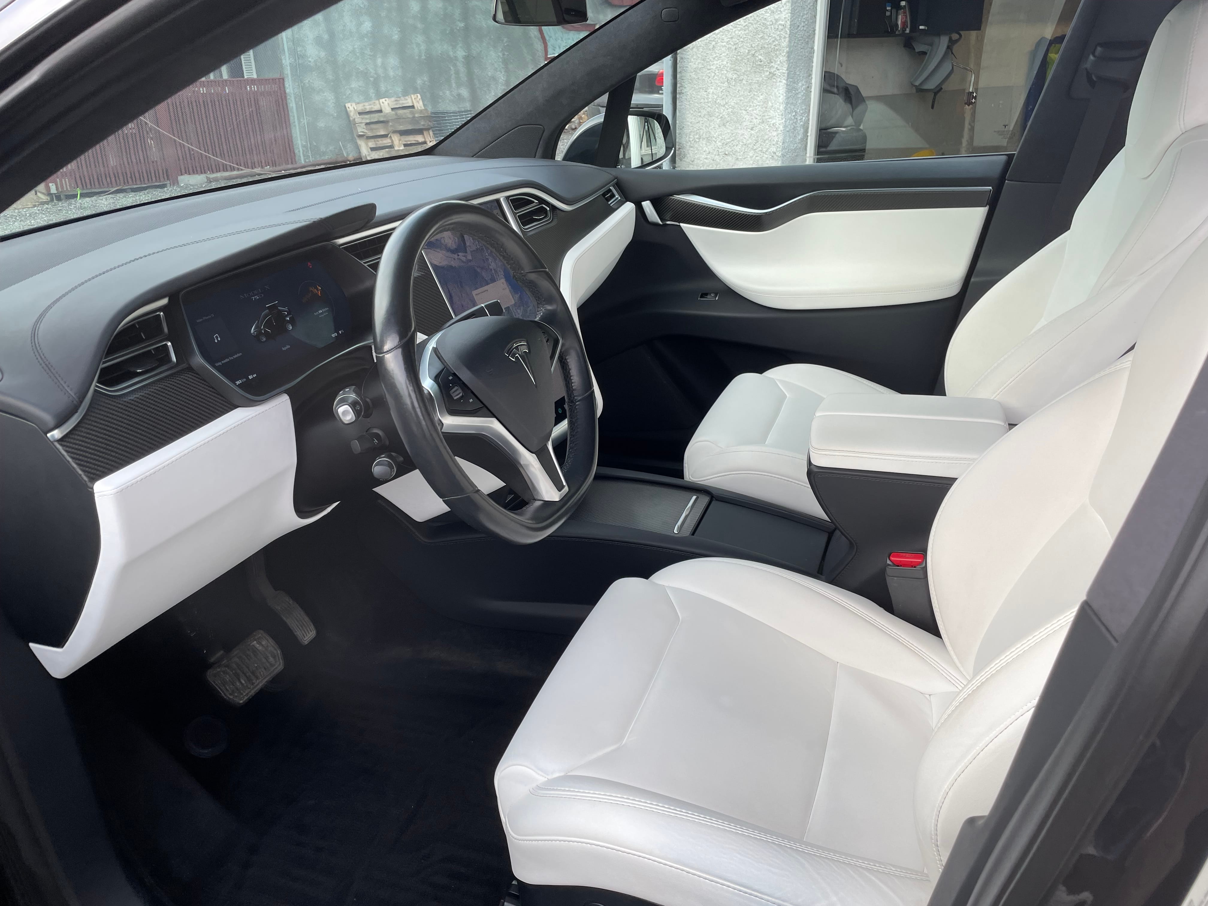 Tesla Model X med GPS
