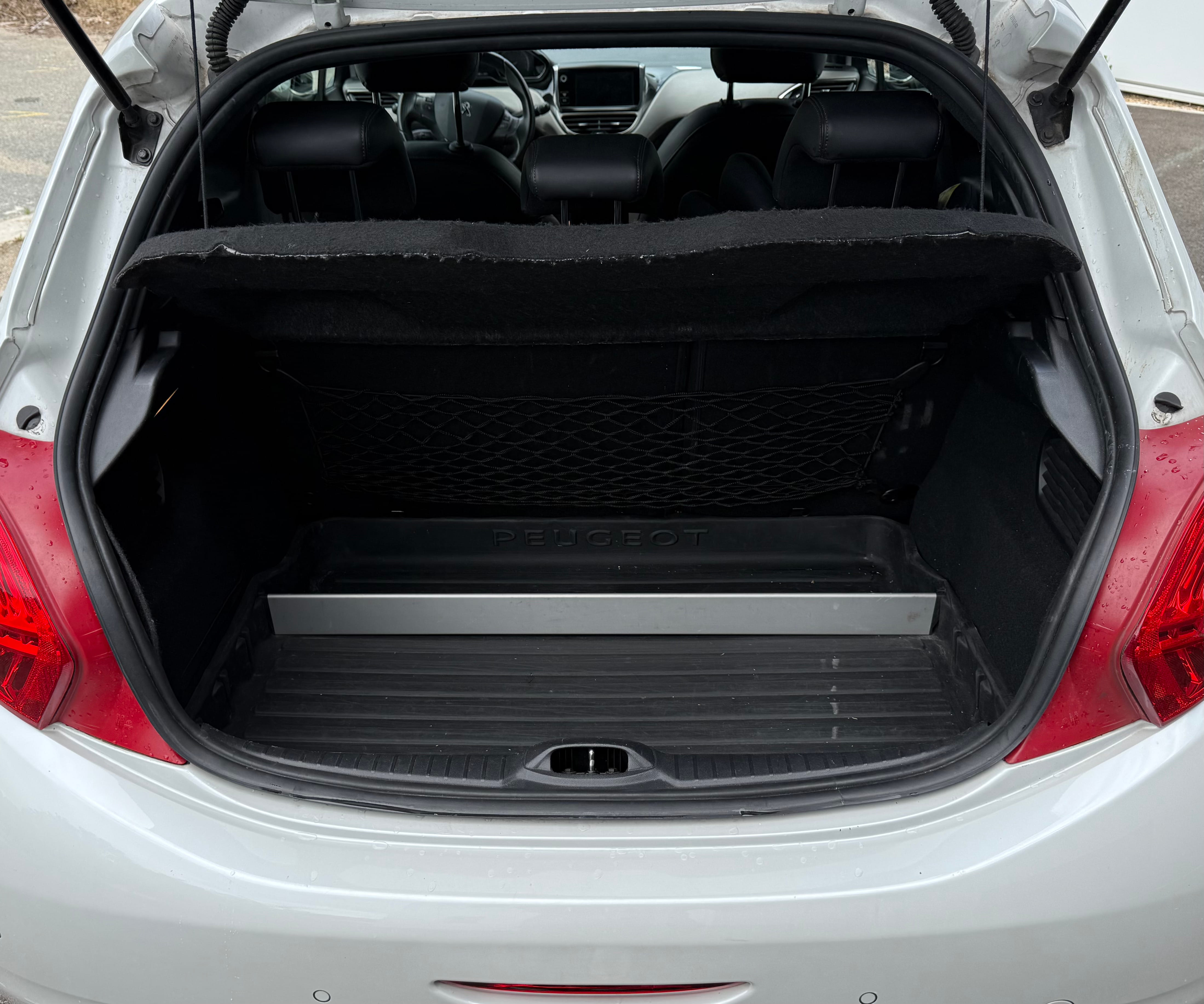 Peugeot 208 avec Autoradio