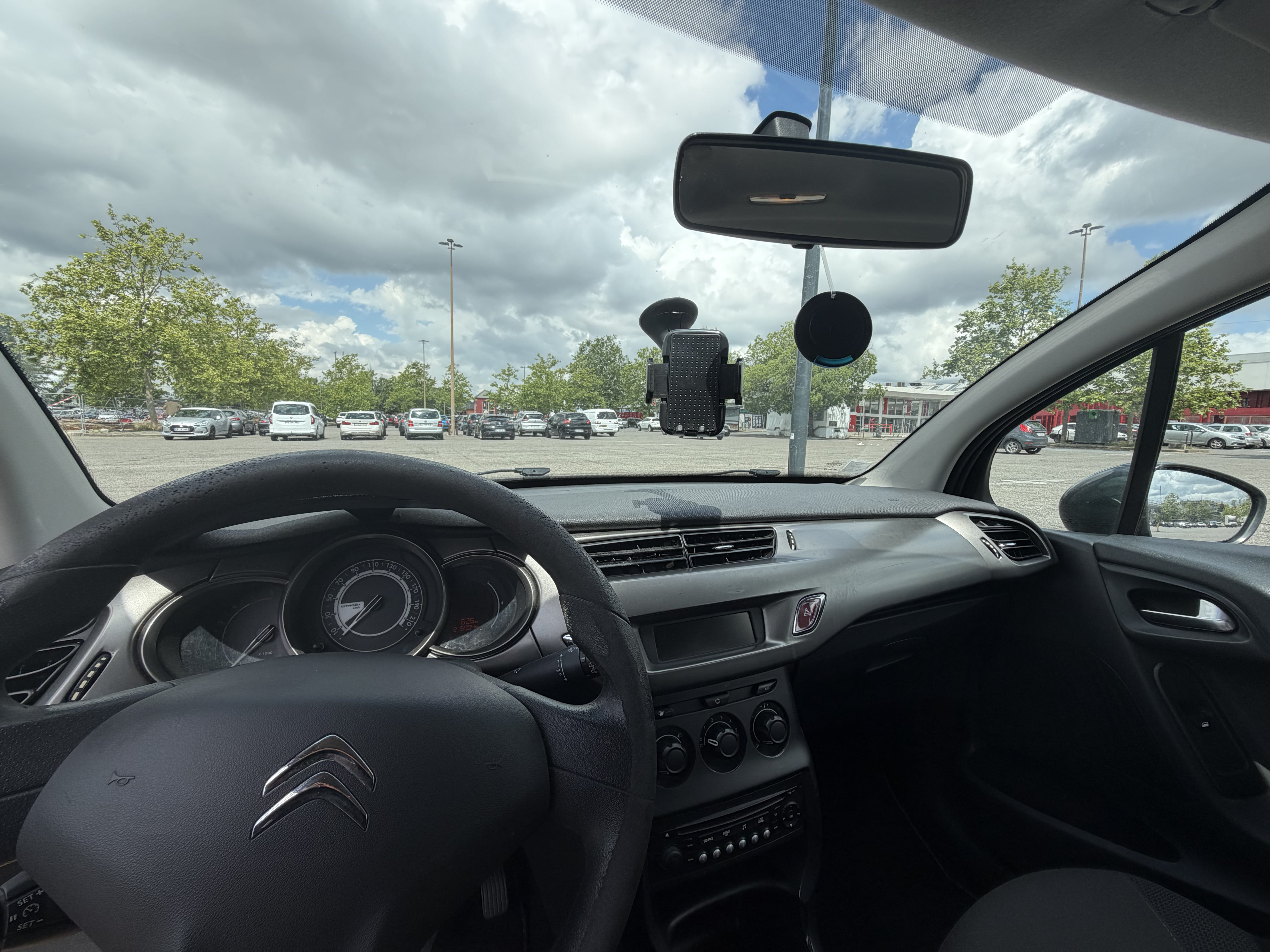 Citroen C3 mit Schneeketten
