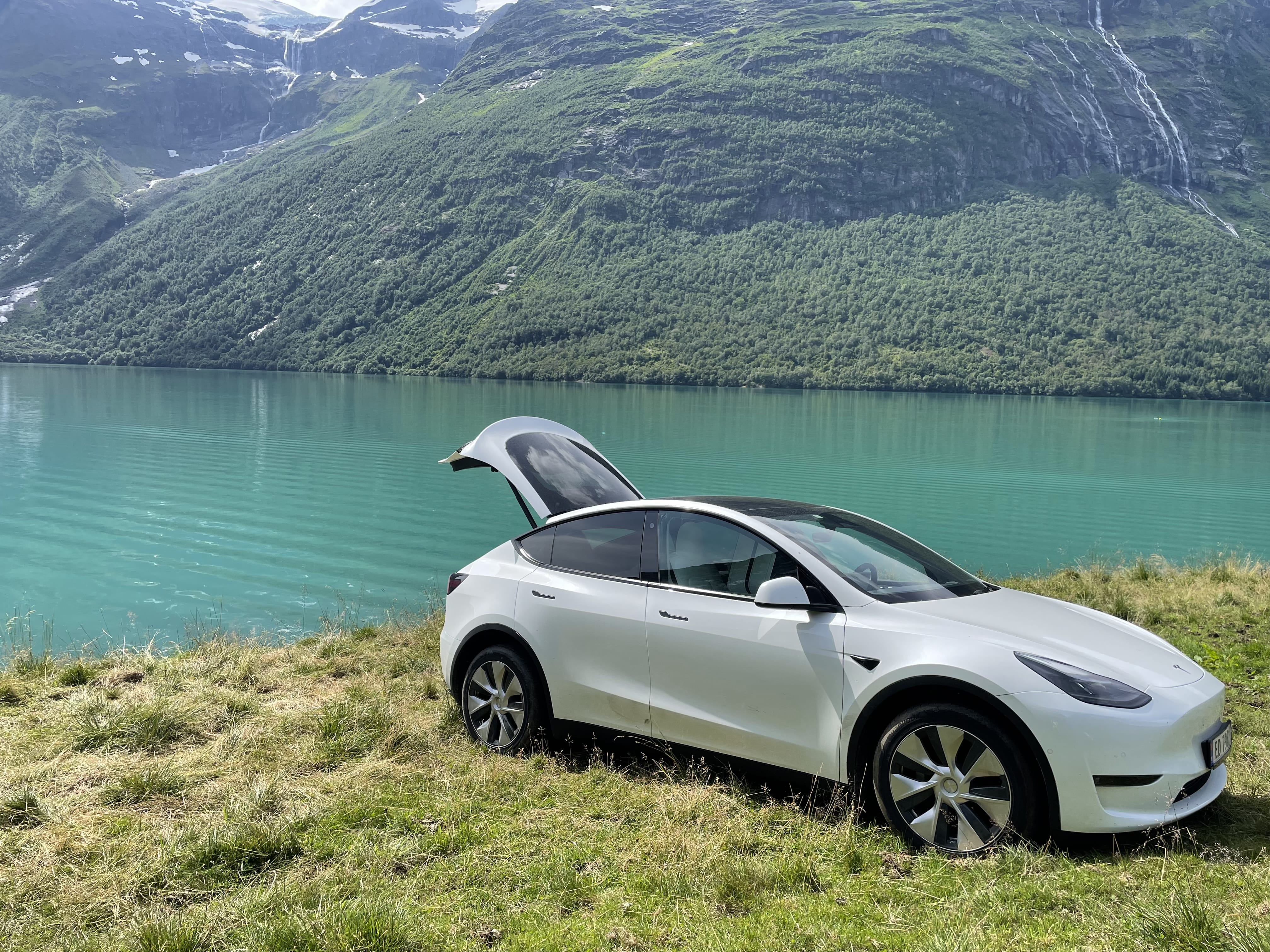 Tesla Model Y Sovesett (Dreamcase) følger med med GPS