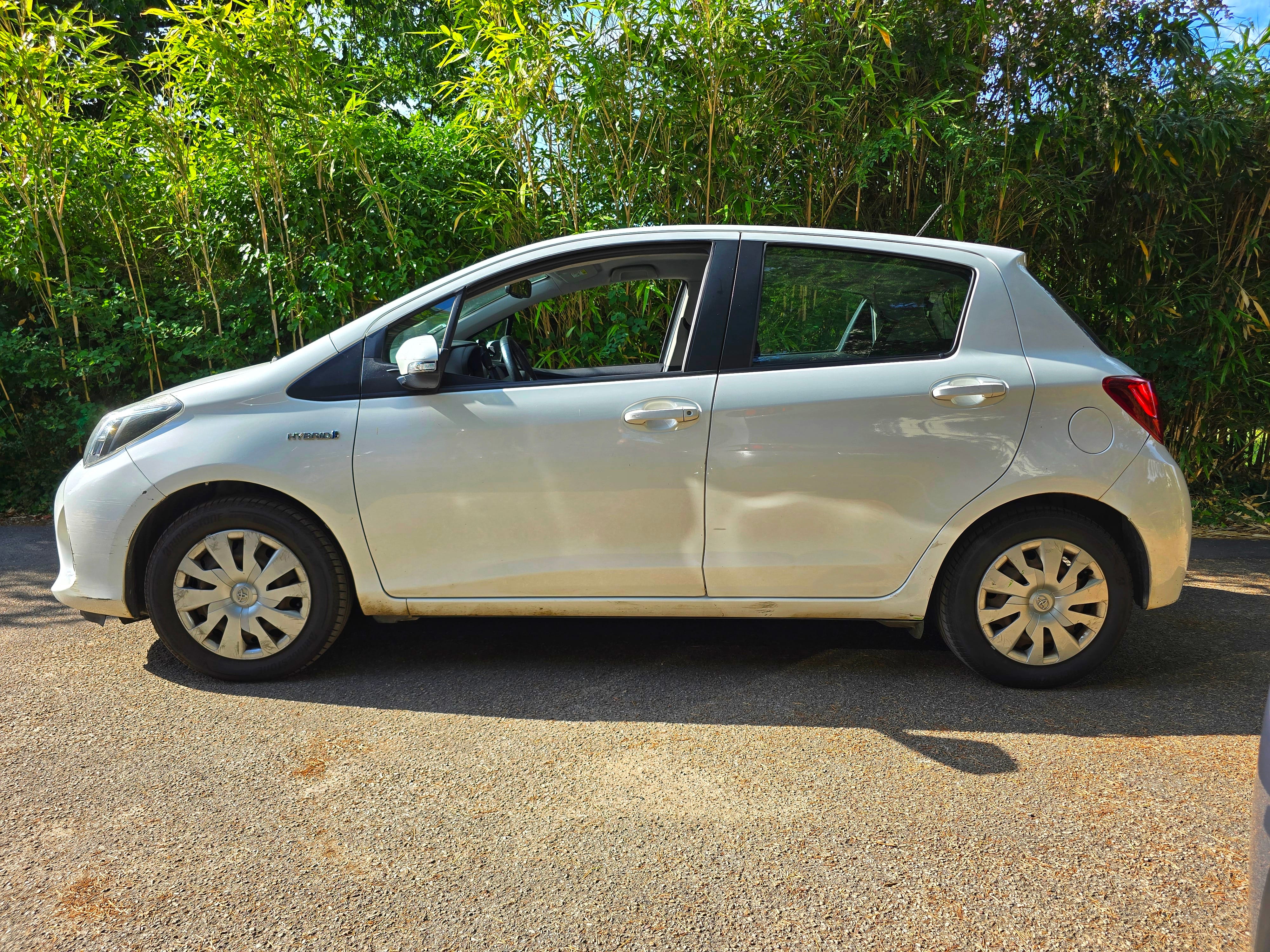 Toyota Yaris Hybride 100h avec Climatisation