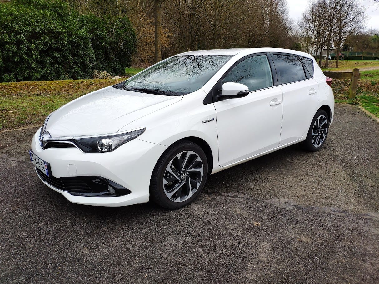 Toyota Auris, 2017, Essence 95 / Électrique (hybride), automatique