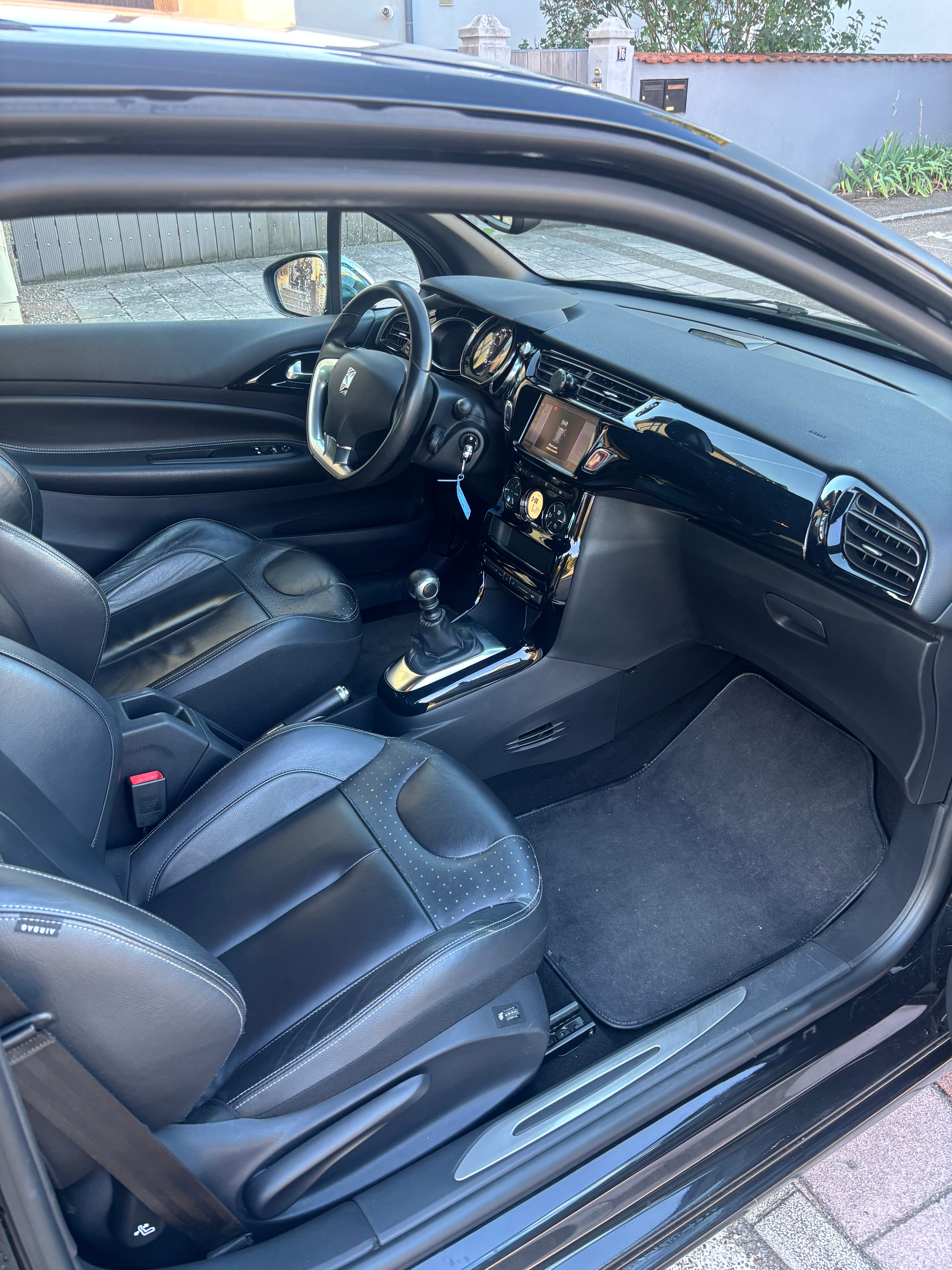 DS 3 BLUE HDI 120 S&S DARK LIGHT avec GPS