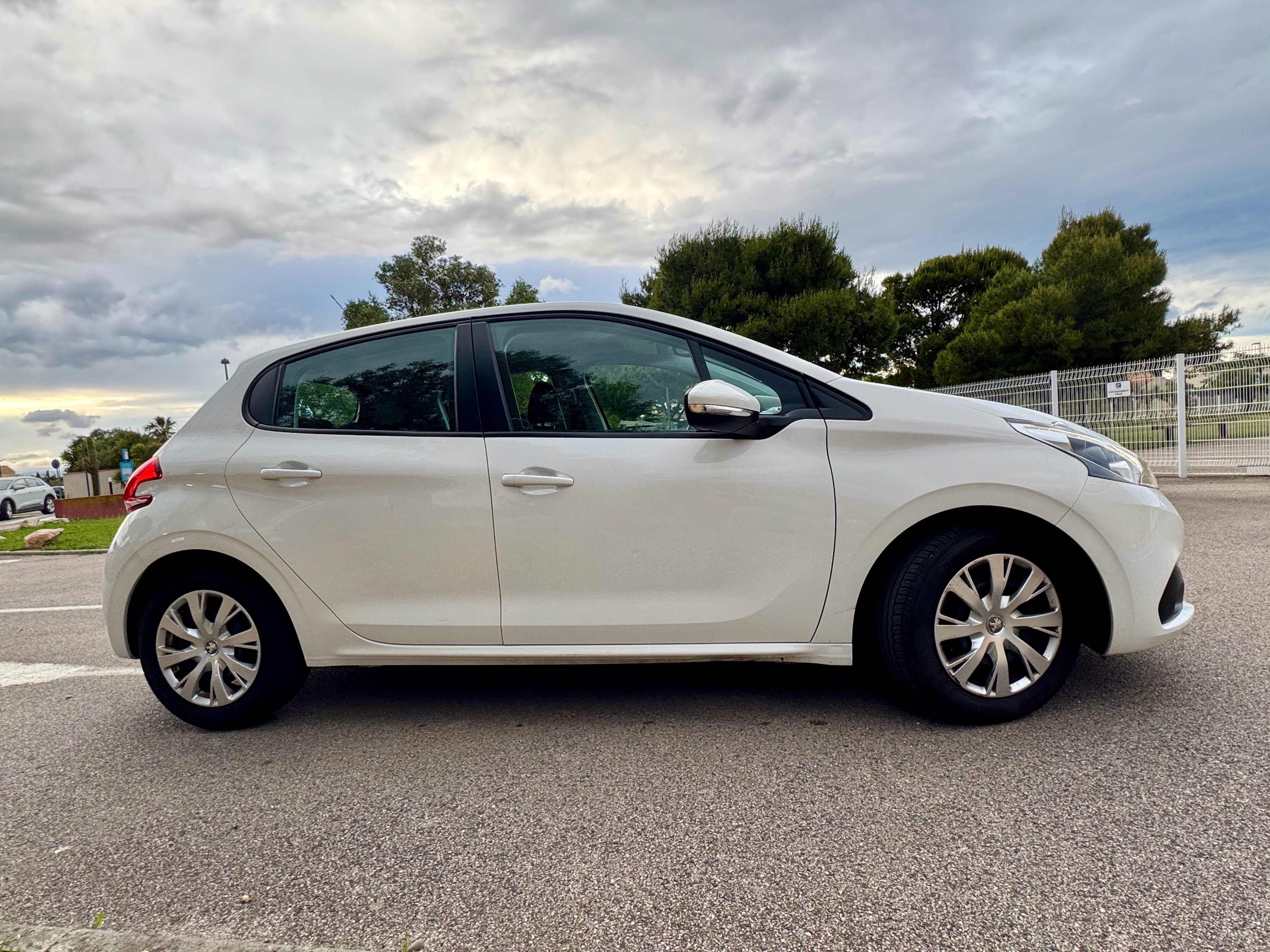 Peugeot 208 1.5 HDI - 5 PORTES - CLIMATISATION - ECRAN TACTILE - BLUETOOTH avec Climatisation