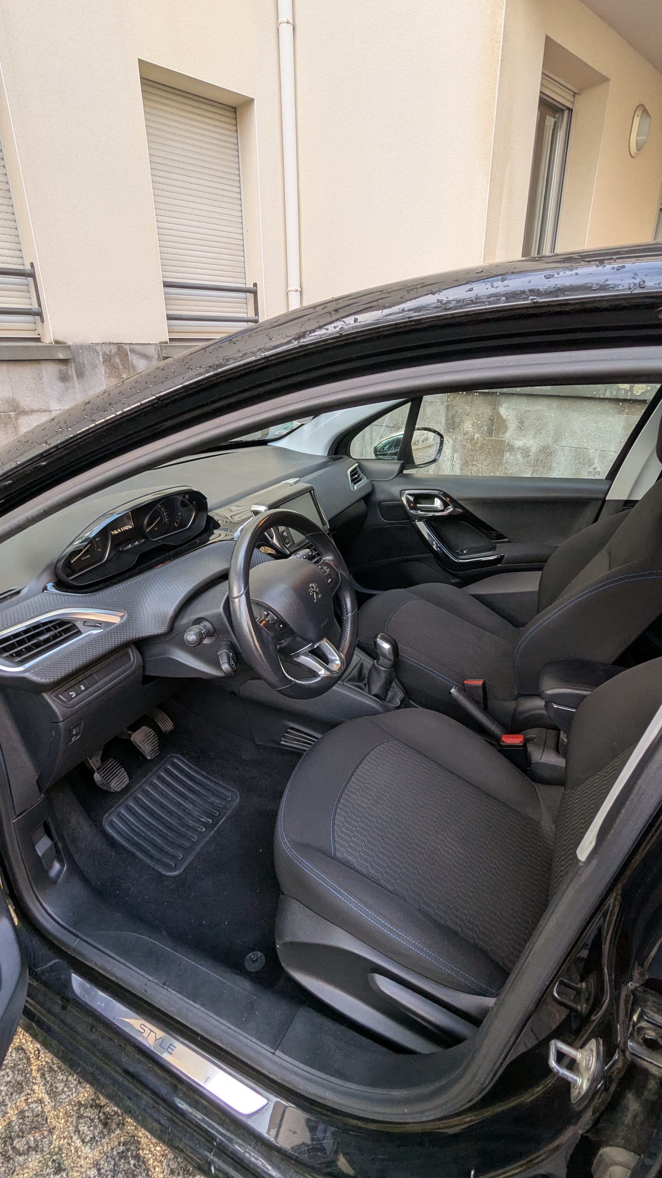 Peugeot 208 E85 avec GPS