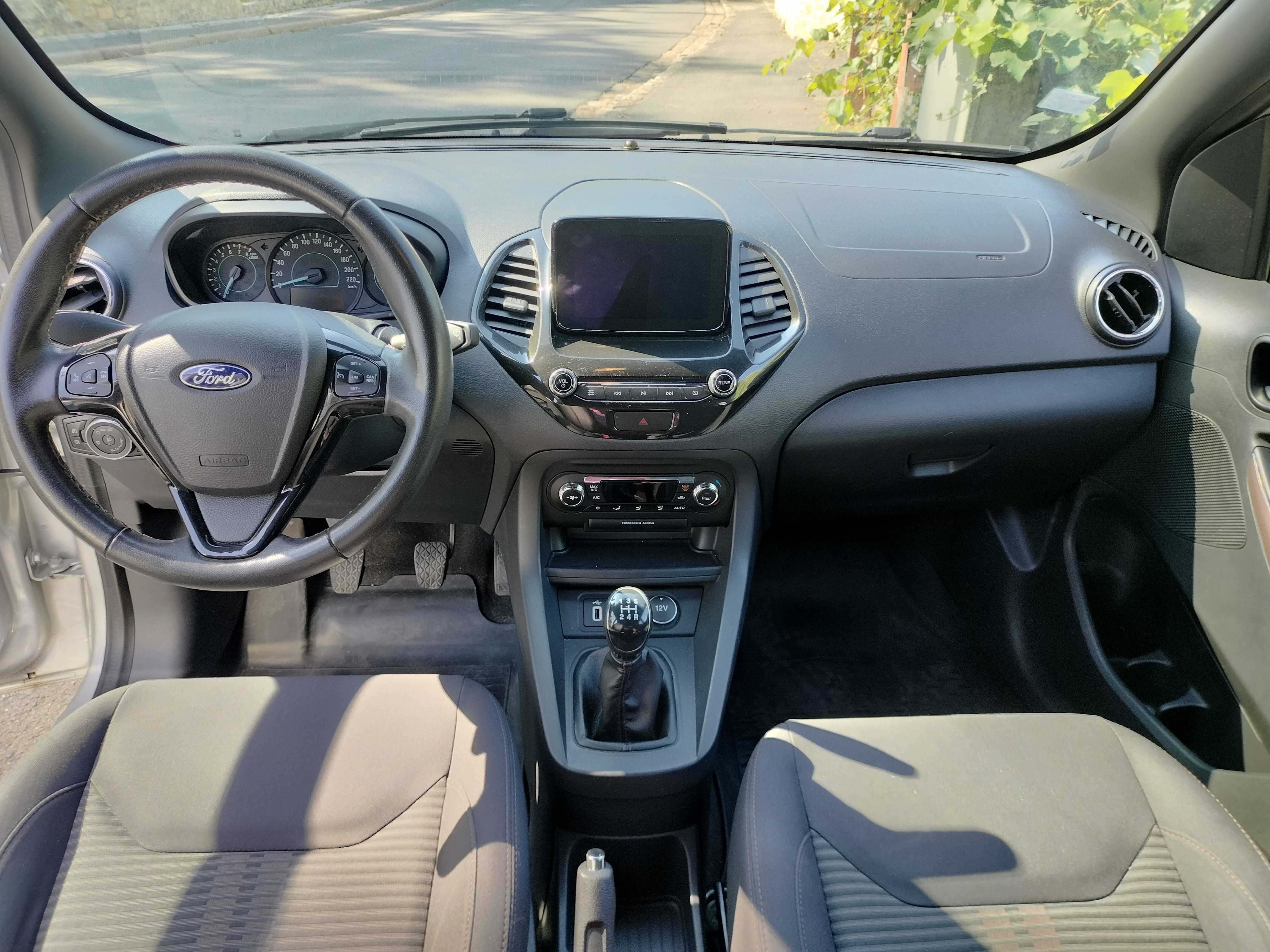 Ford KA+ avec Entrée audio / iPod