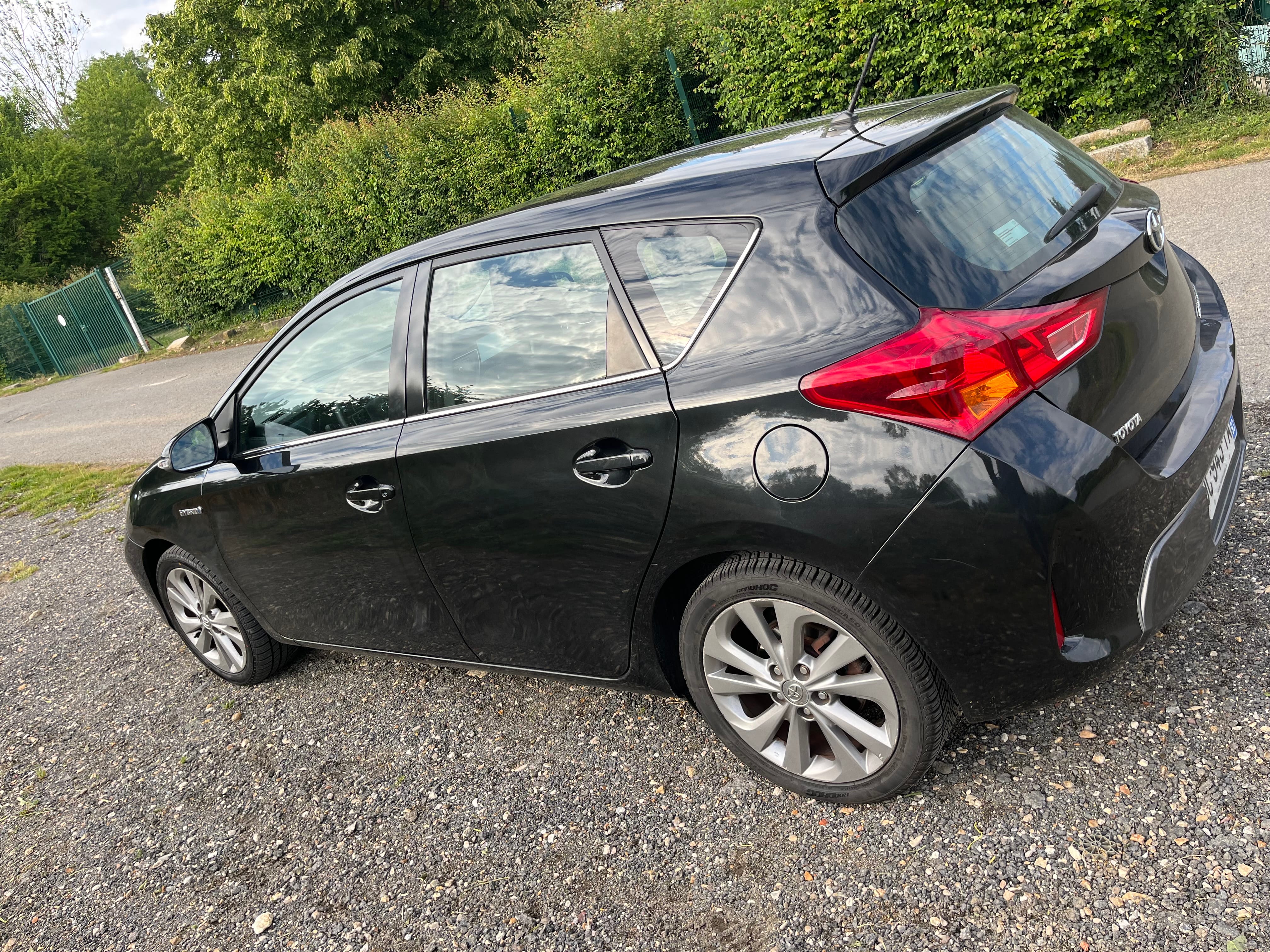 Toyota Auris Hybride, 2014, Essence 95 / Électrique (hybride), automatique