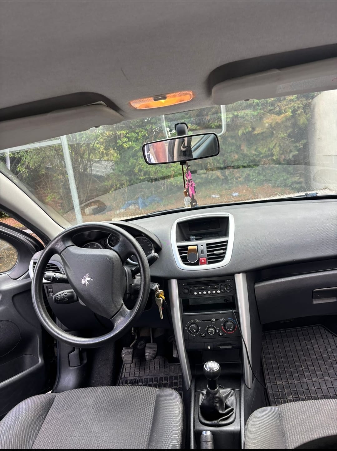 Peugeot 207+ avec Entrée audio / iPod