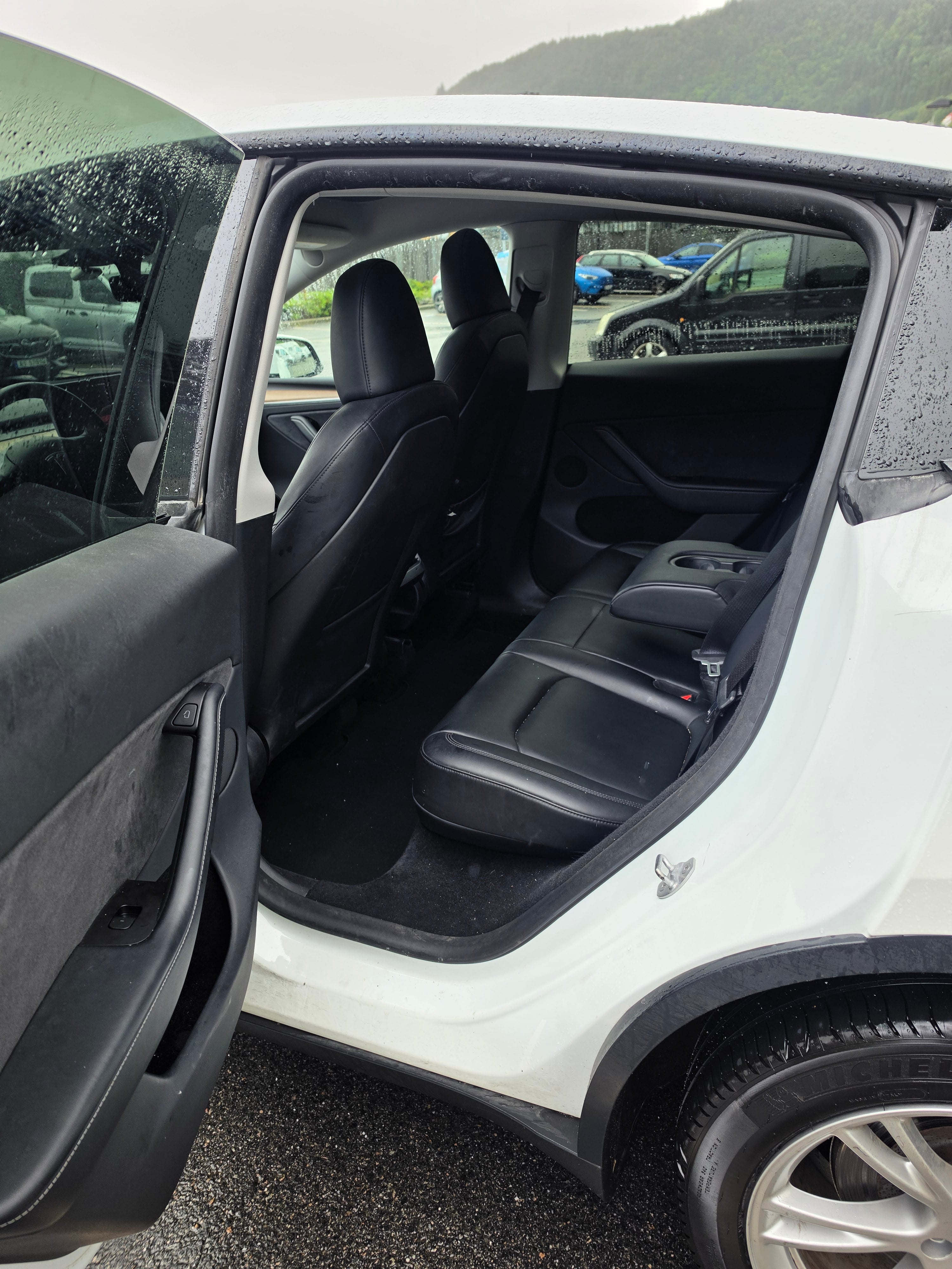 Tesla Model Y Long Range med GPS