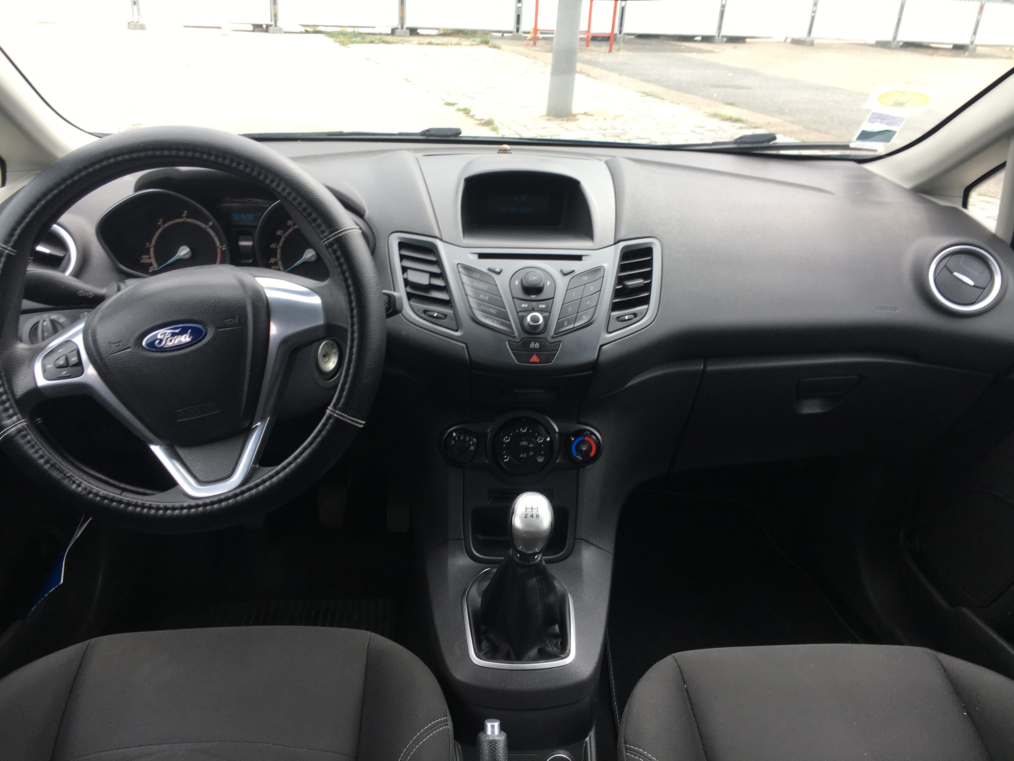 Ford Fiesta agile et confortable avec Entrée audio / iPod