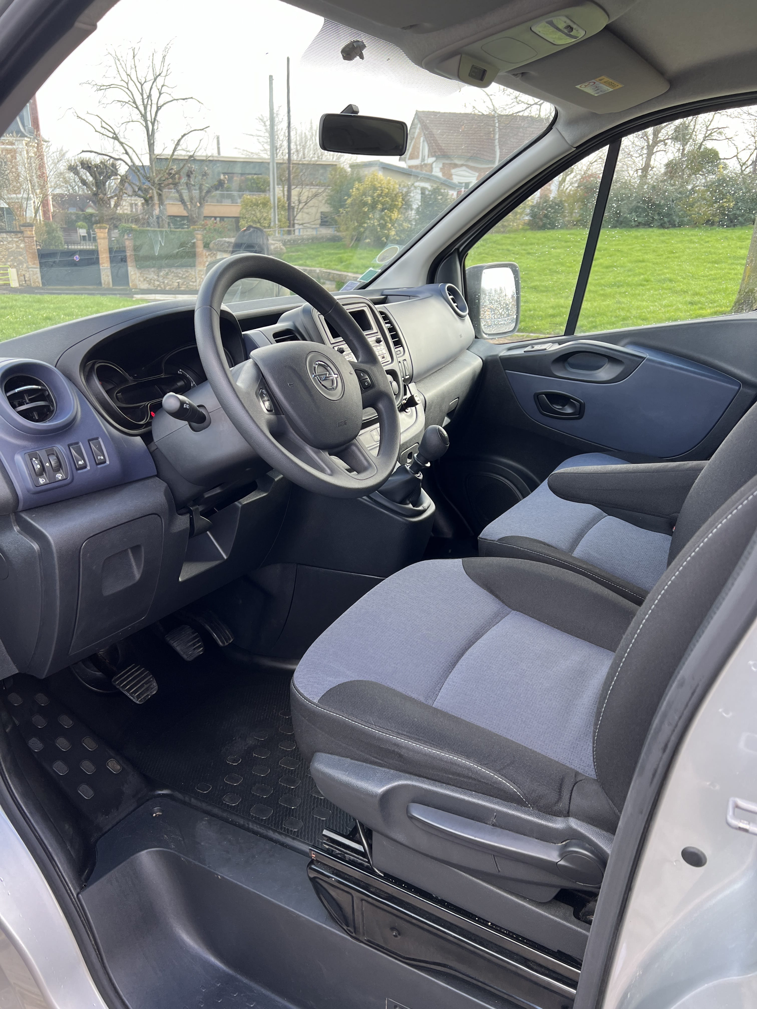Opel Vivaro Combi avec Siège bébé
