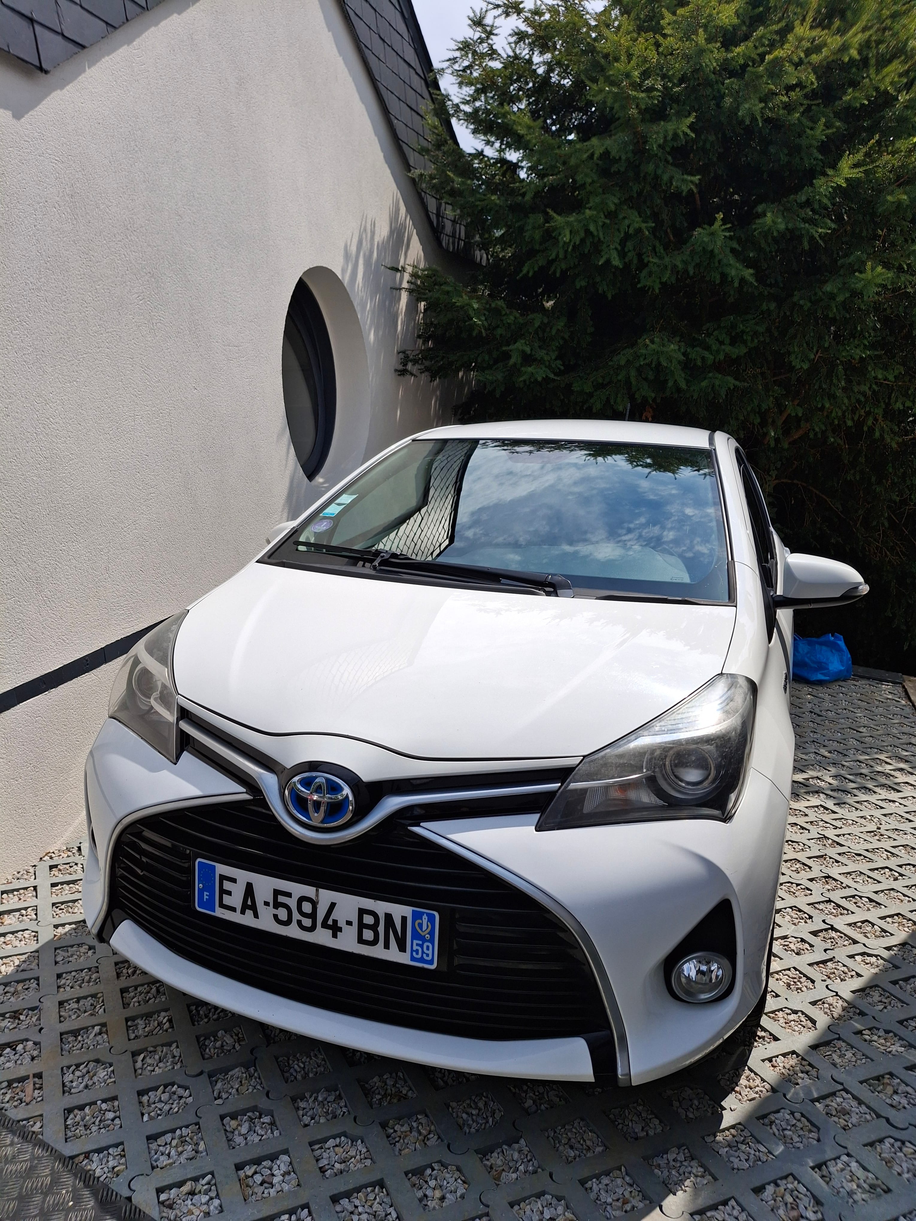 Toyota Yaris, 2016, Essence 95 / Électrique (hybride), automatique