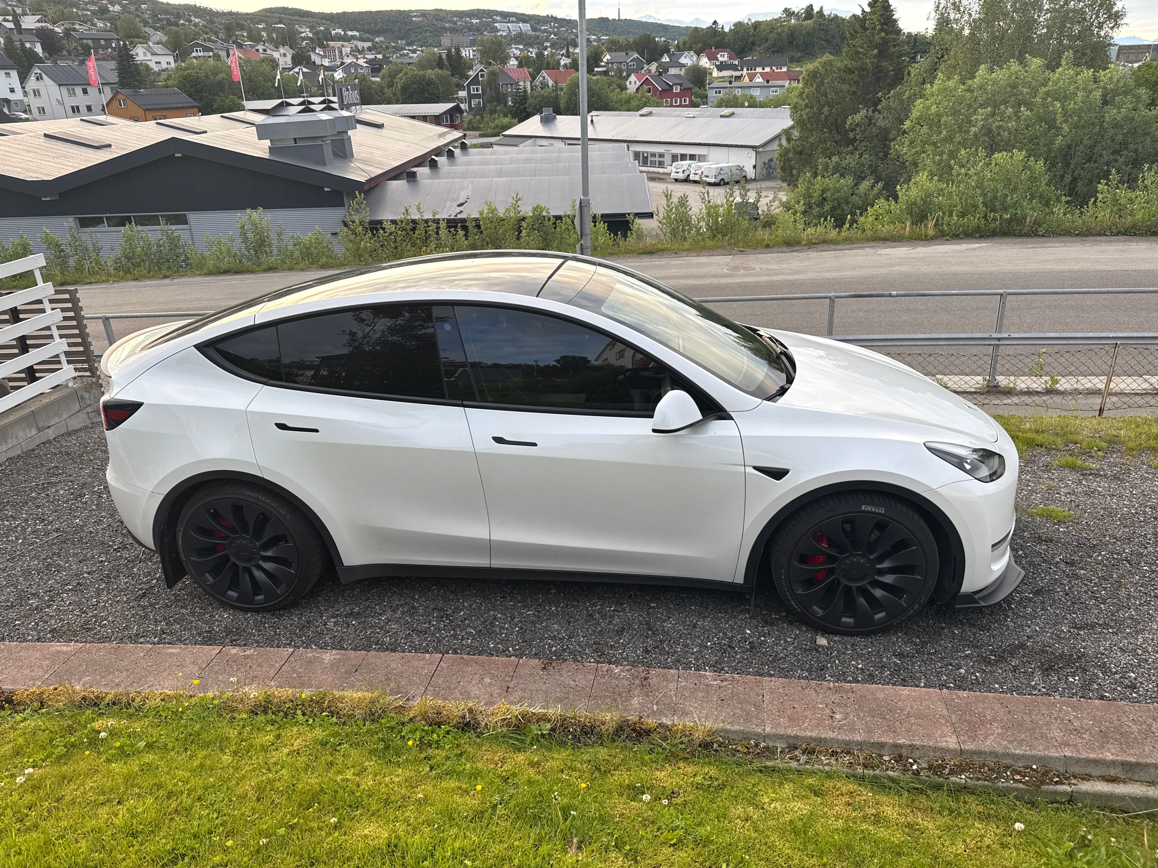 Tesla Model Y Performance med Aircondition