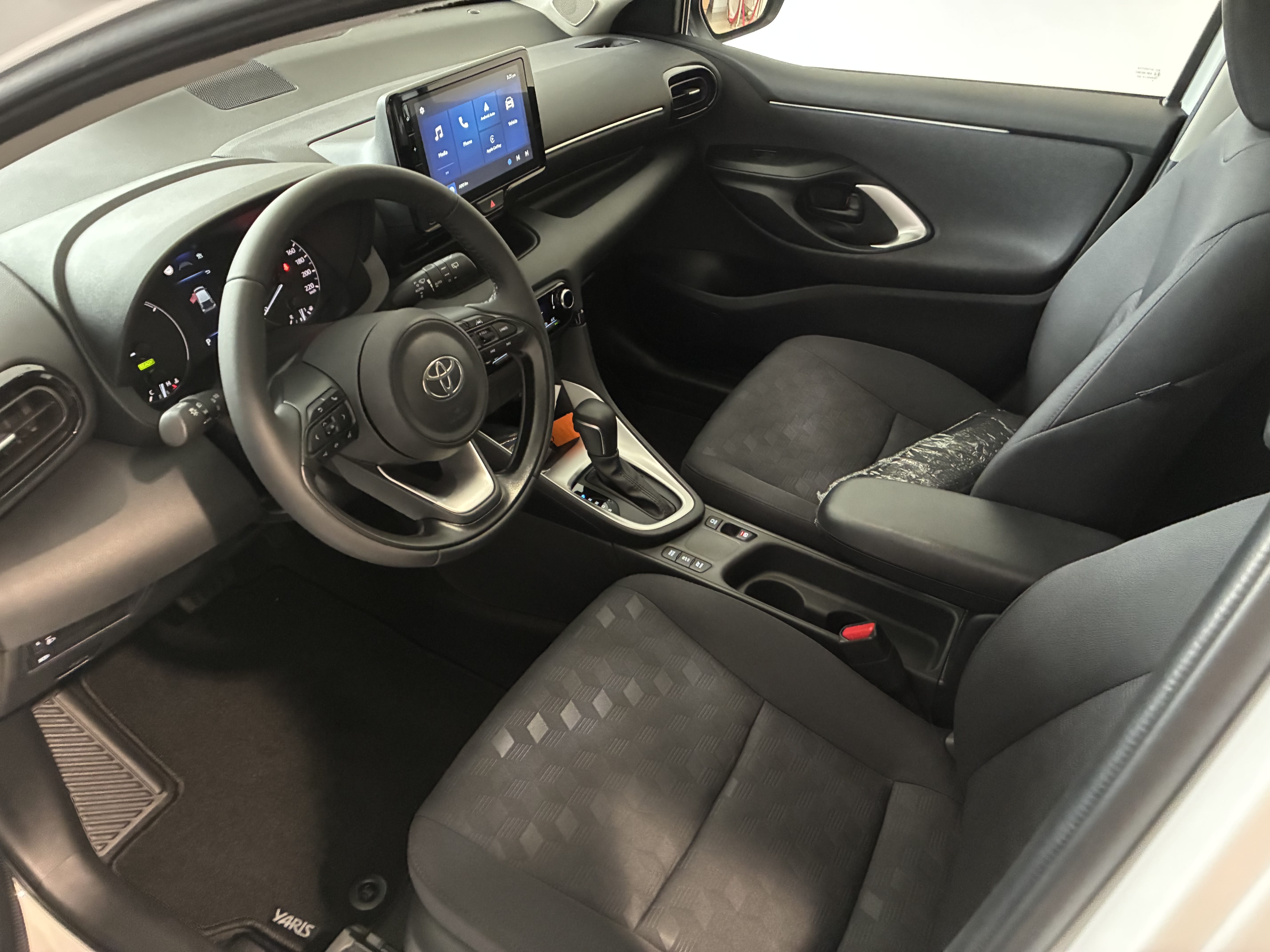 Toyota Yaris Hybride  4 Boîte auto pneus 4 saisons hiver avec GPS