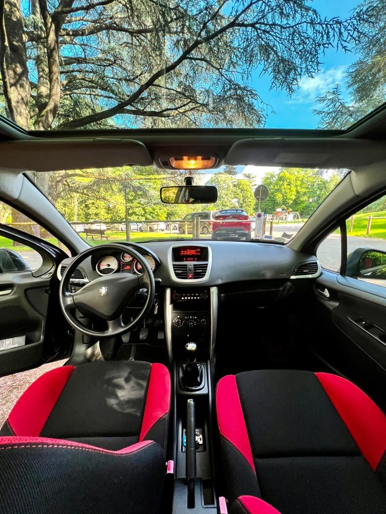 Peugeot 207 avec Entrée audio / iPod