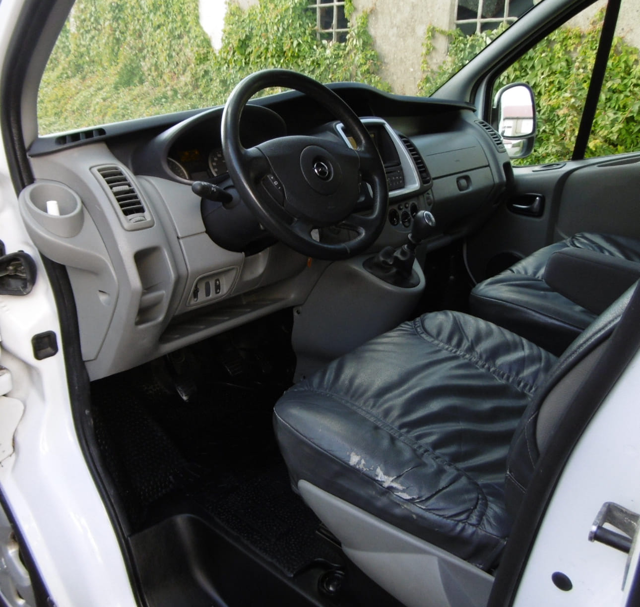 Opel Vivaro with Cruise control