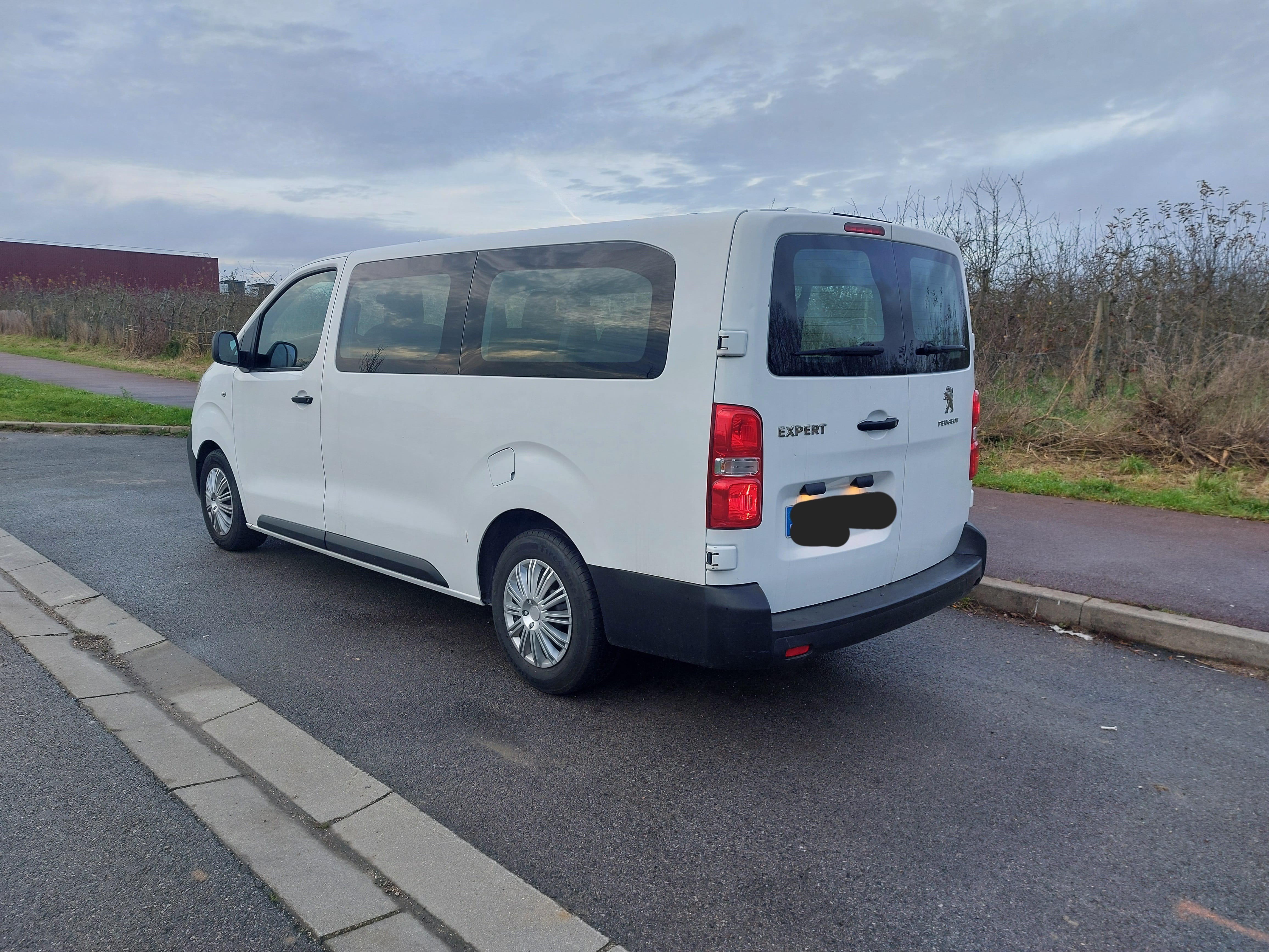 Peugeot Expert Combi Hauteur Idéale pour se garer dans les parkings en sous-sols avec Régulateur de vitesse